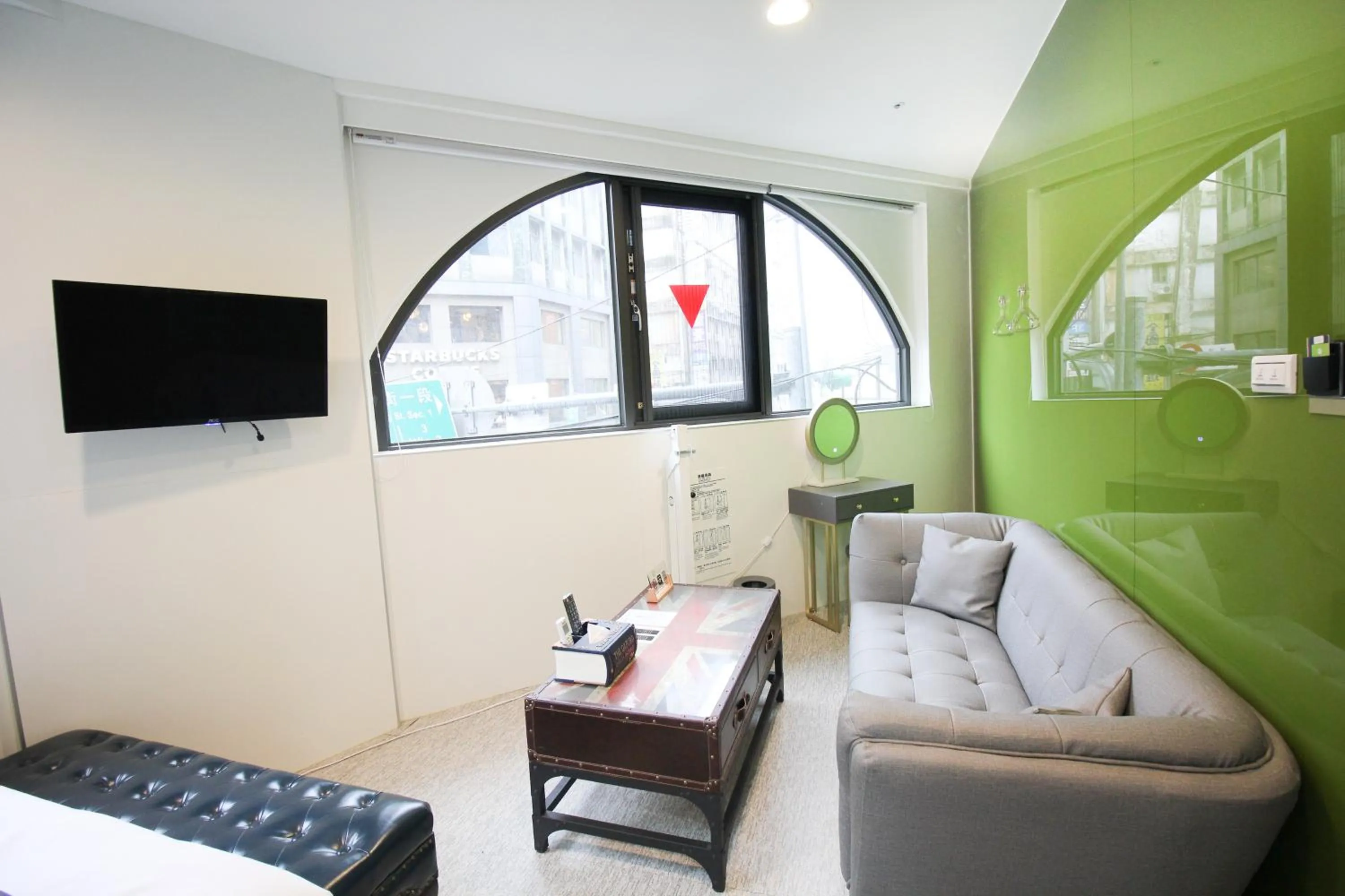 Living room, Bed in T.O. Hotel - Taipei station