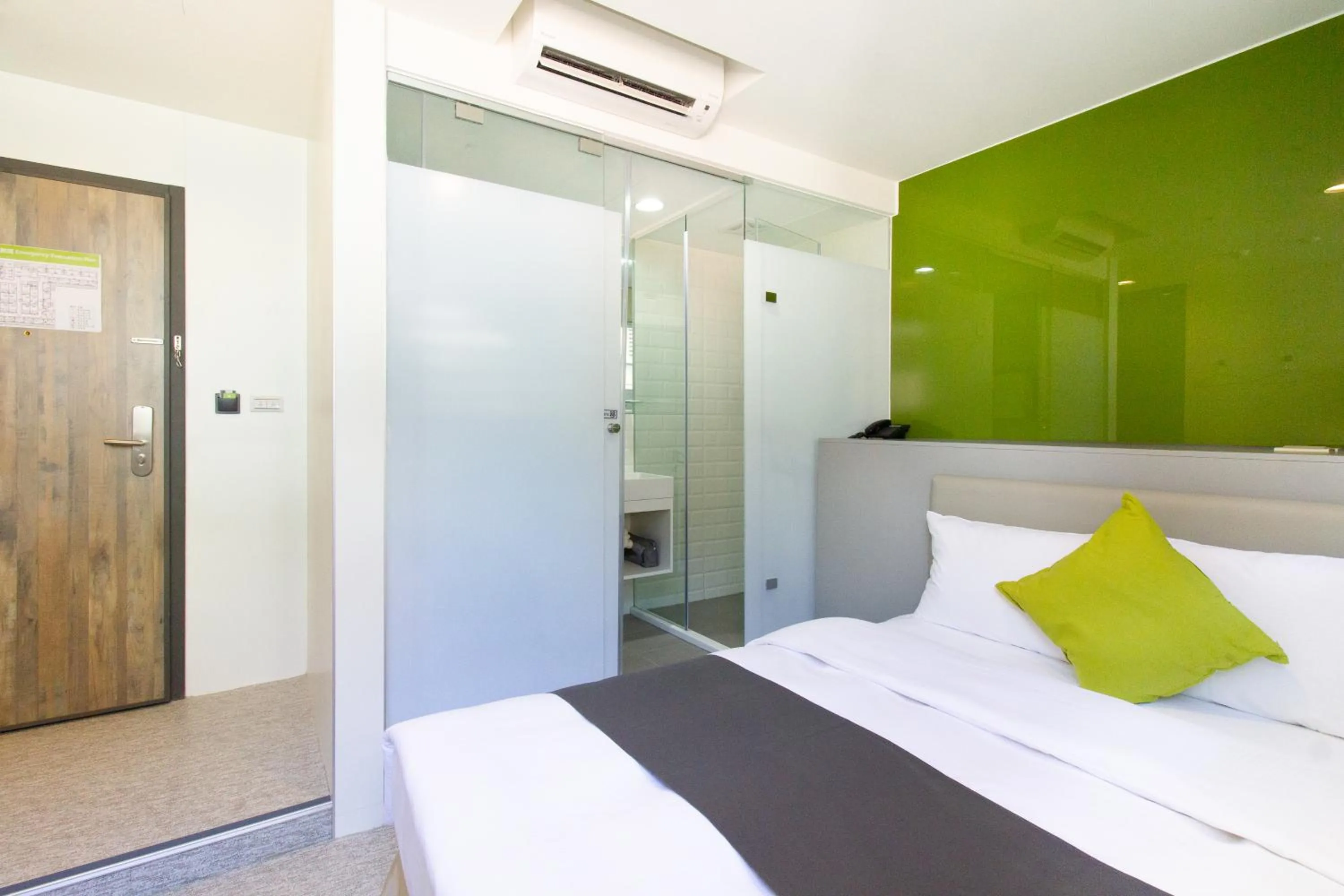 Bathroom, Bed in T.O. Hotel - Taipei station