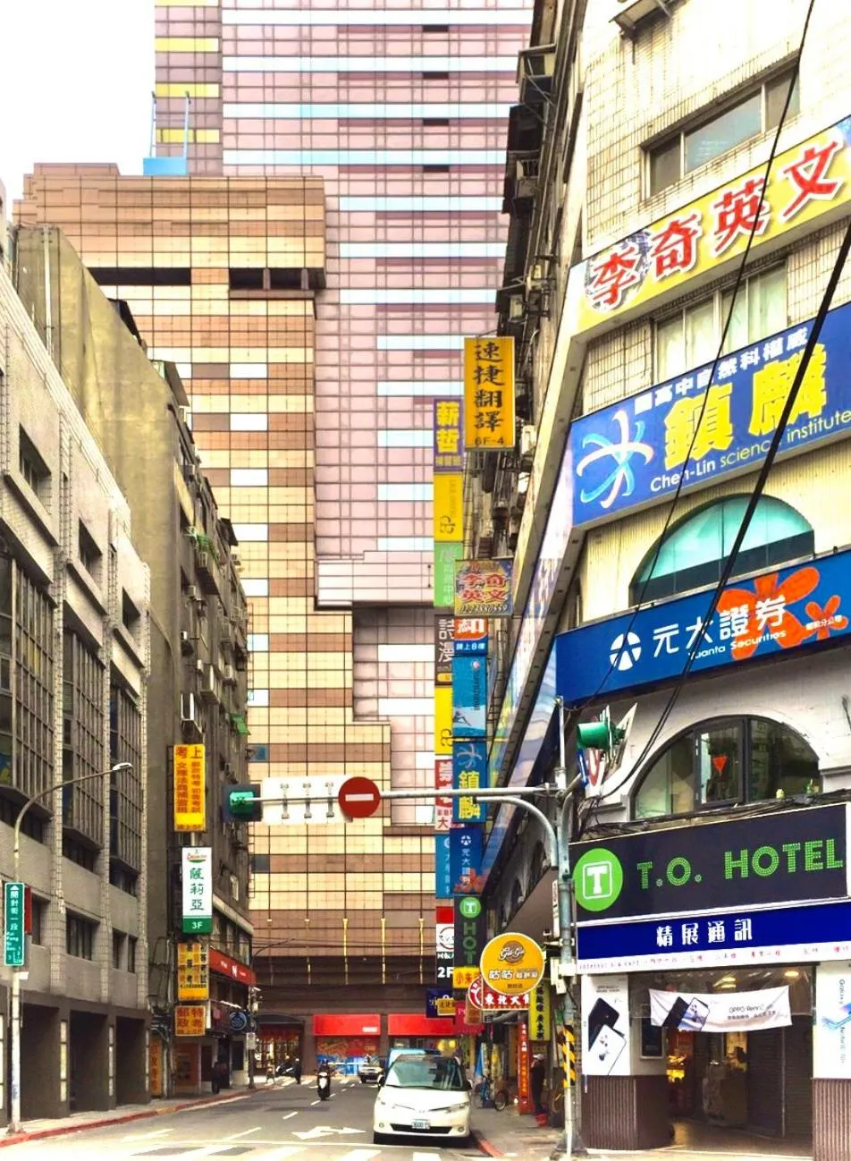 Facade/entrance in T.O. Hotel - Taipei station
