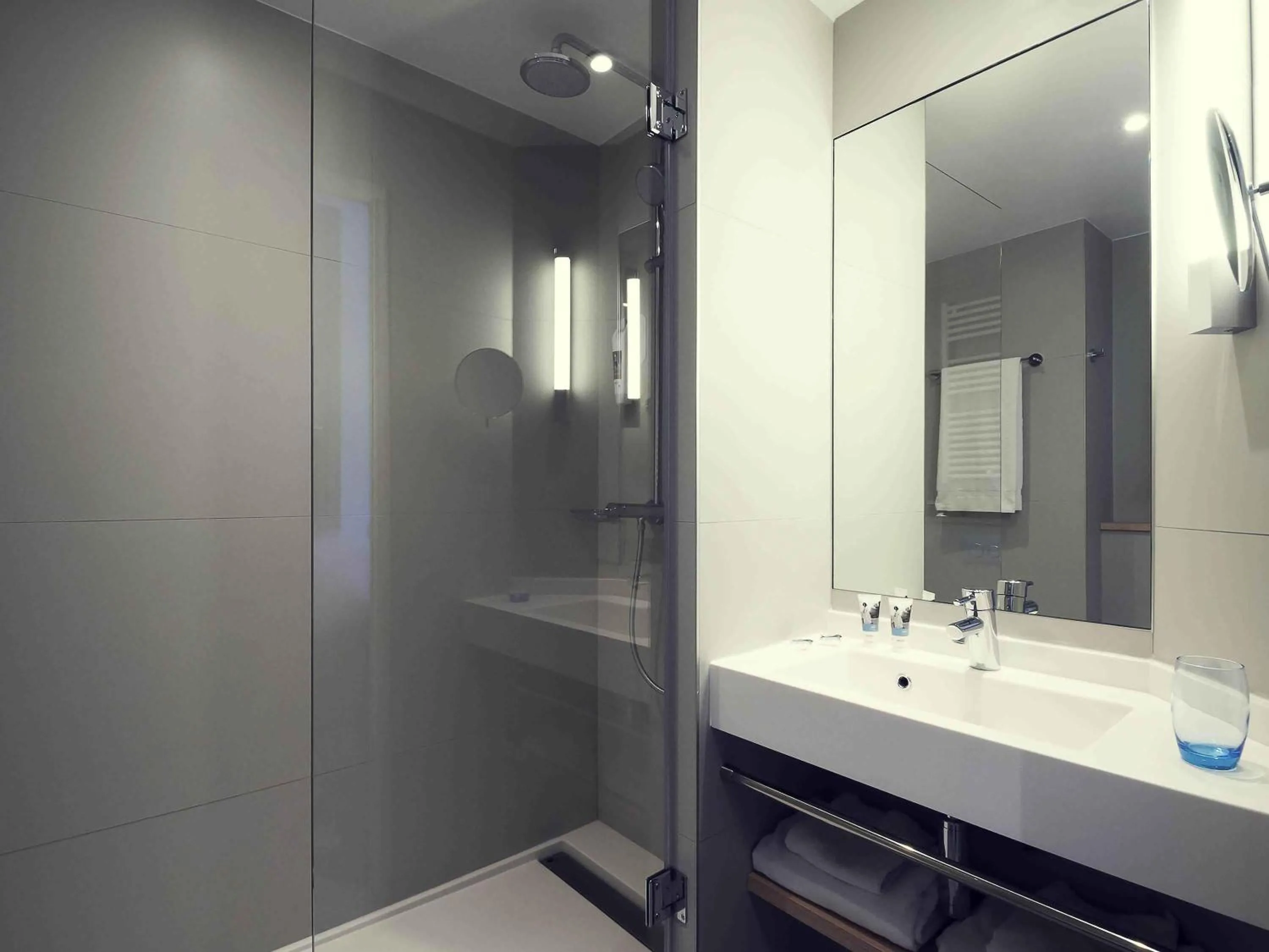 Bedroom in Mercure Deauville Centre