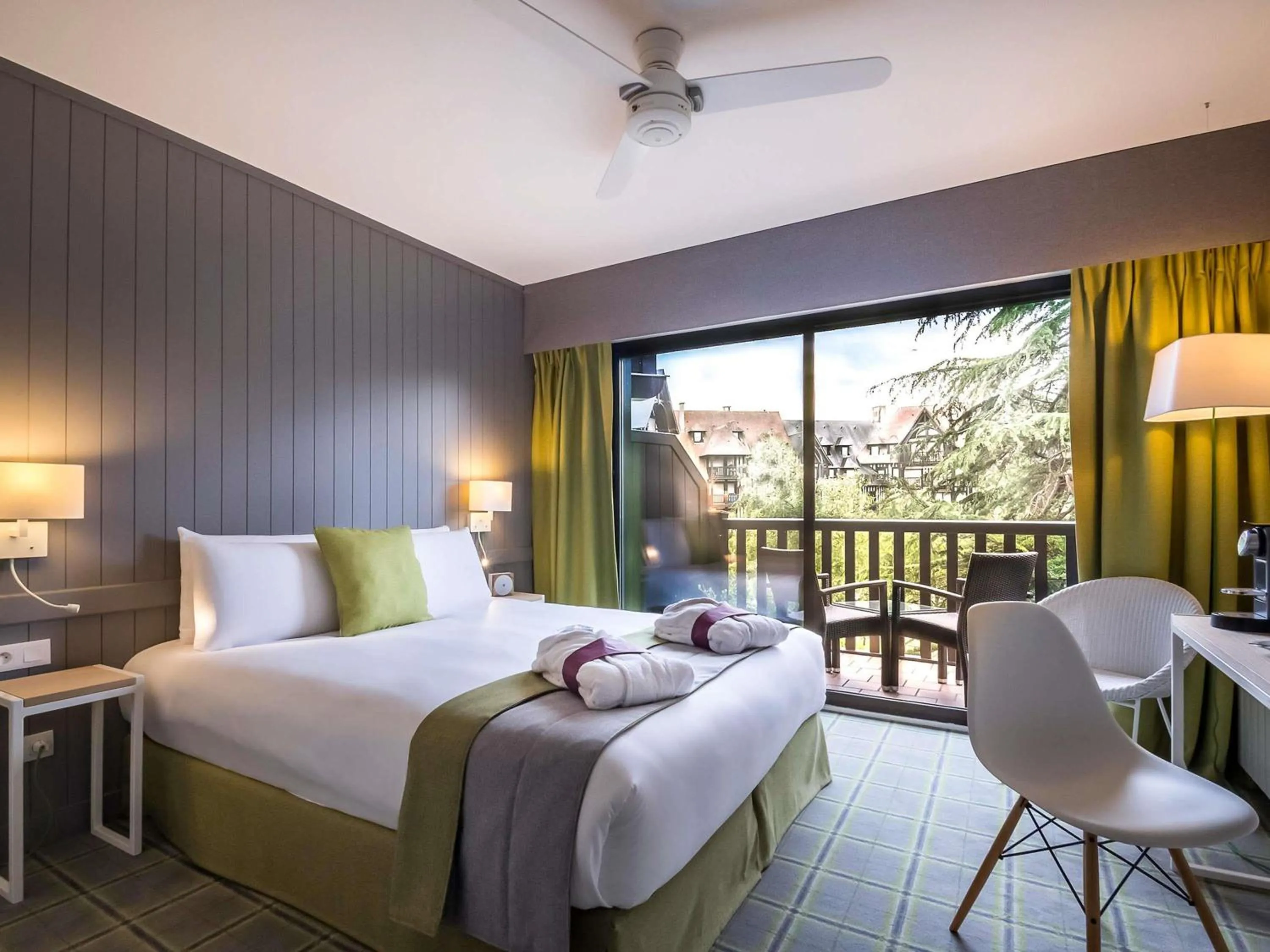 Bedroom, Bed in Mercure Deauville Centre