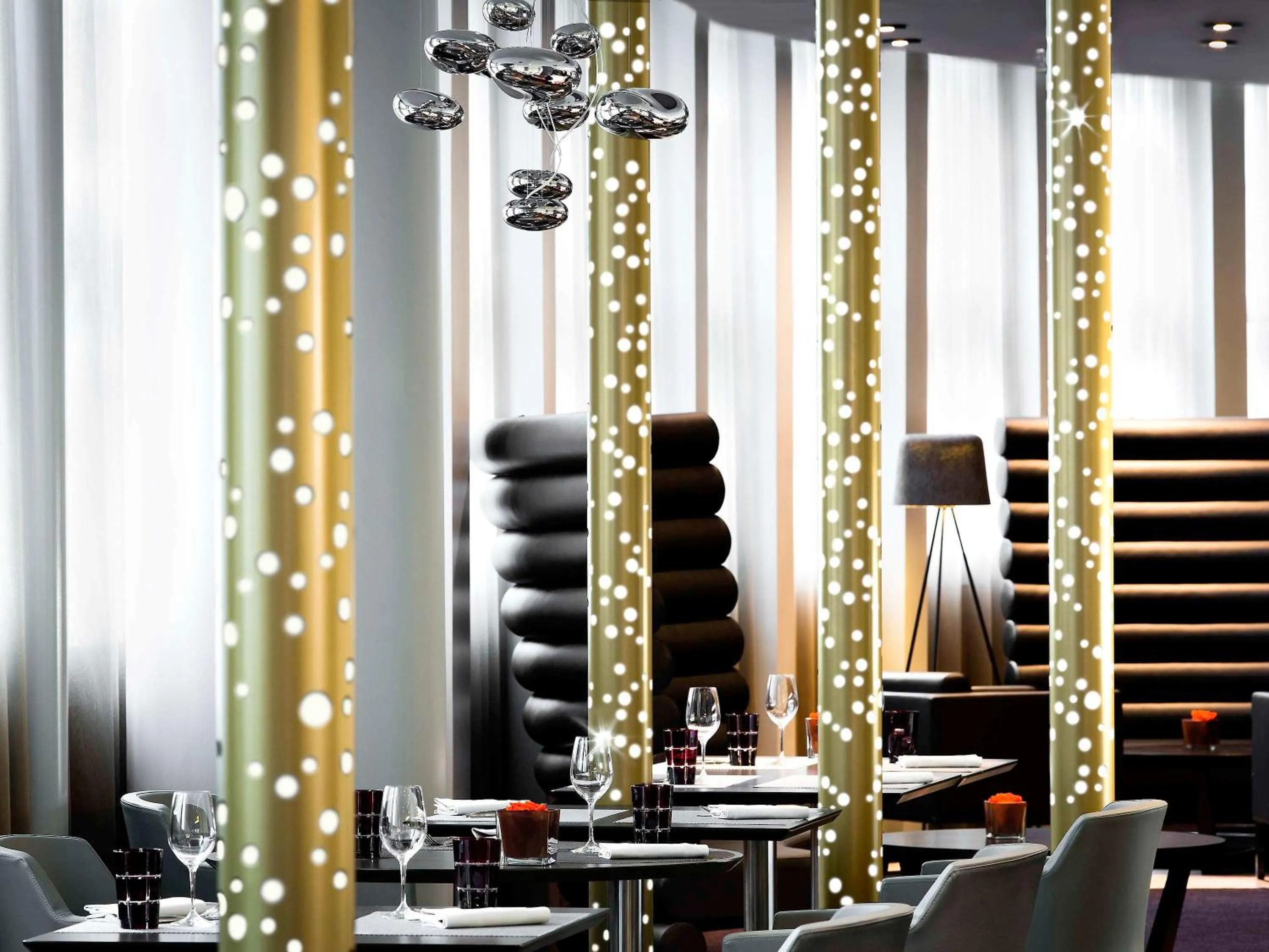 Restaurant/places to eat in Pullman Paris La Défense