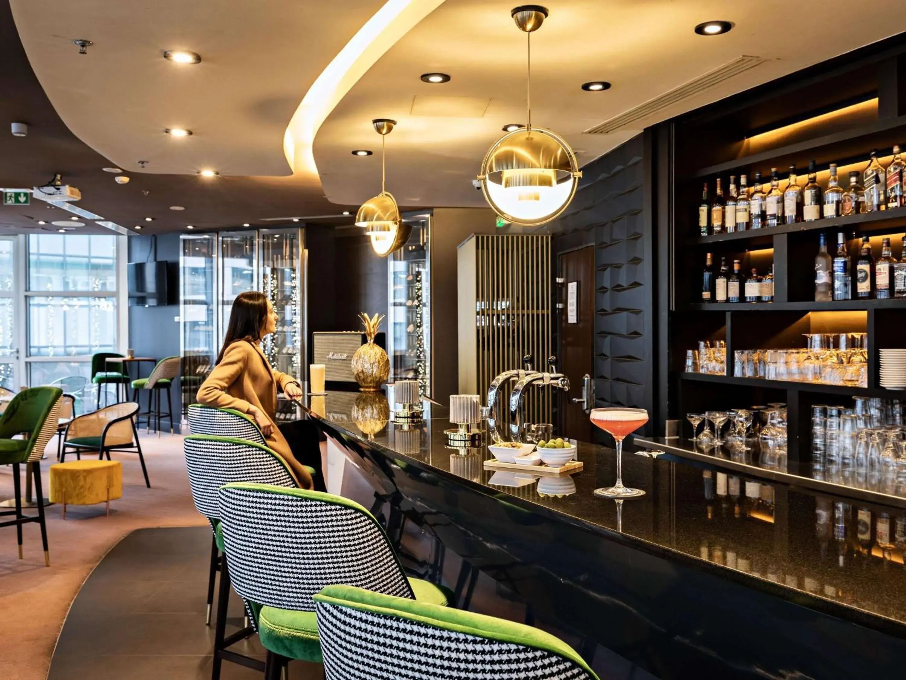 Lounge or bar in Pullman Paris La Défense Lounge or bar in Pullman Paris La Défense