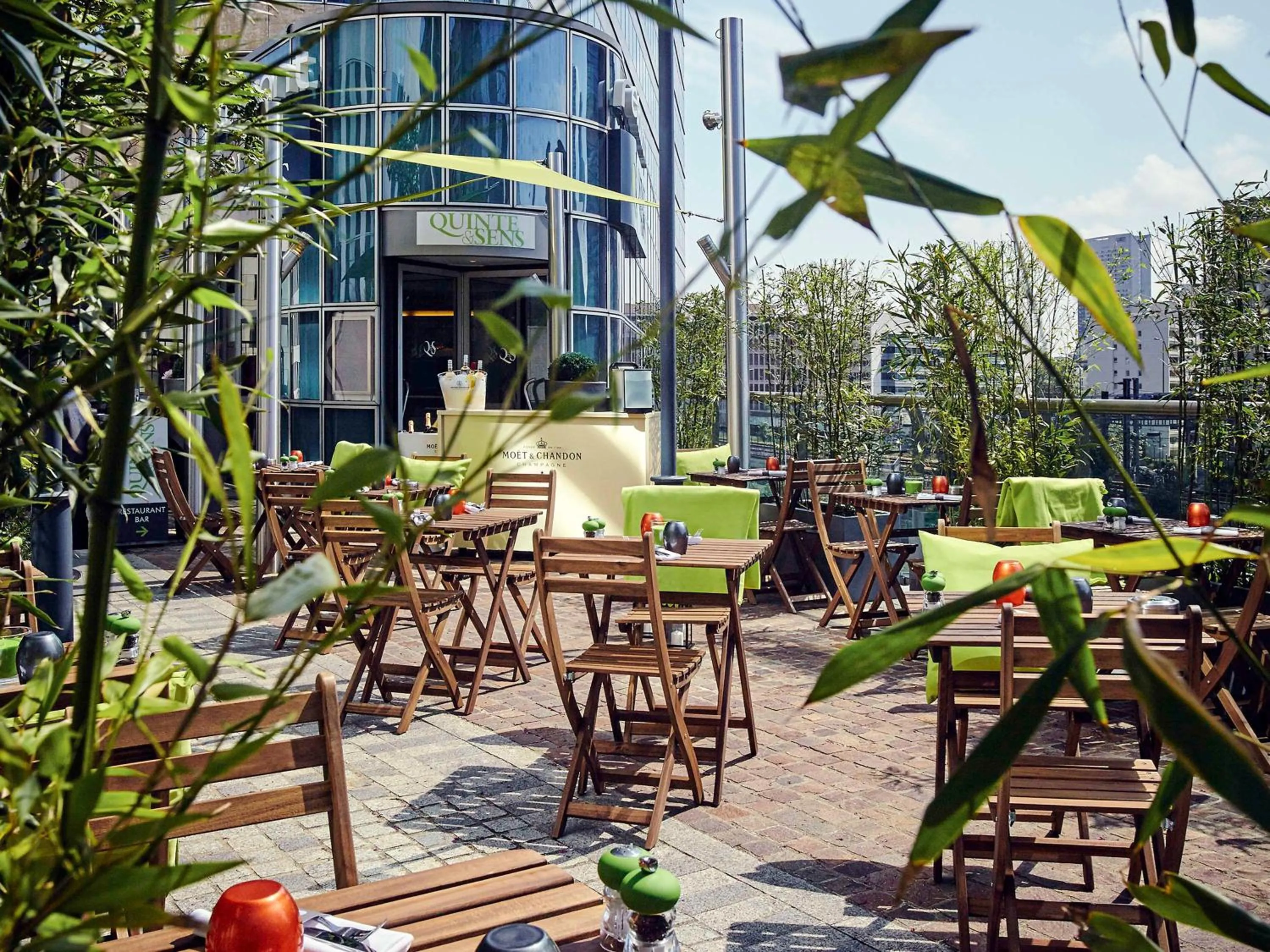 Restaurant/places to eat in Pullman Paris La Défense