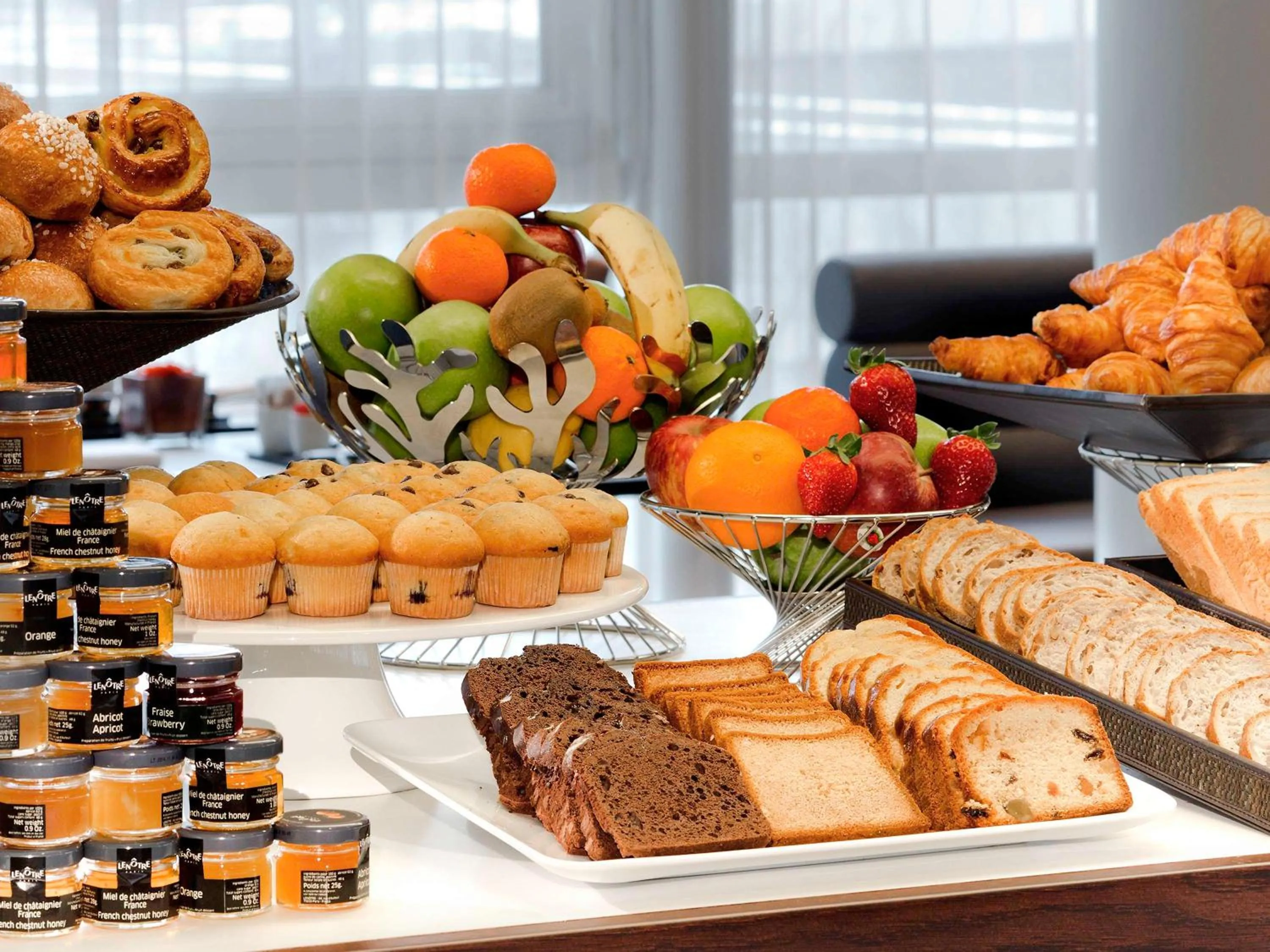 Restaurant/places to eat in Pullman Paris La Défense