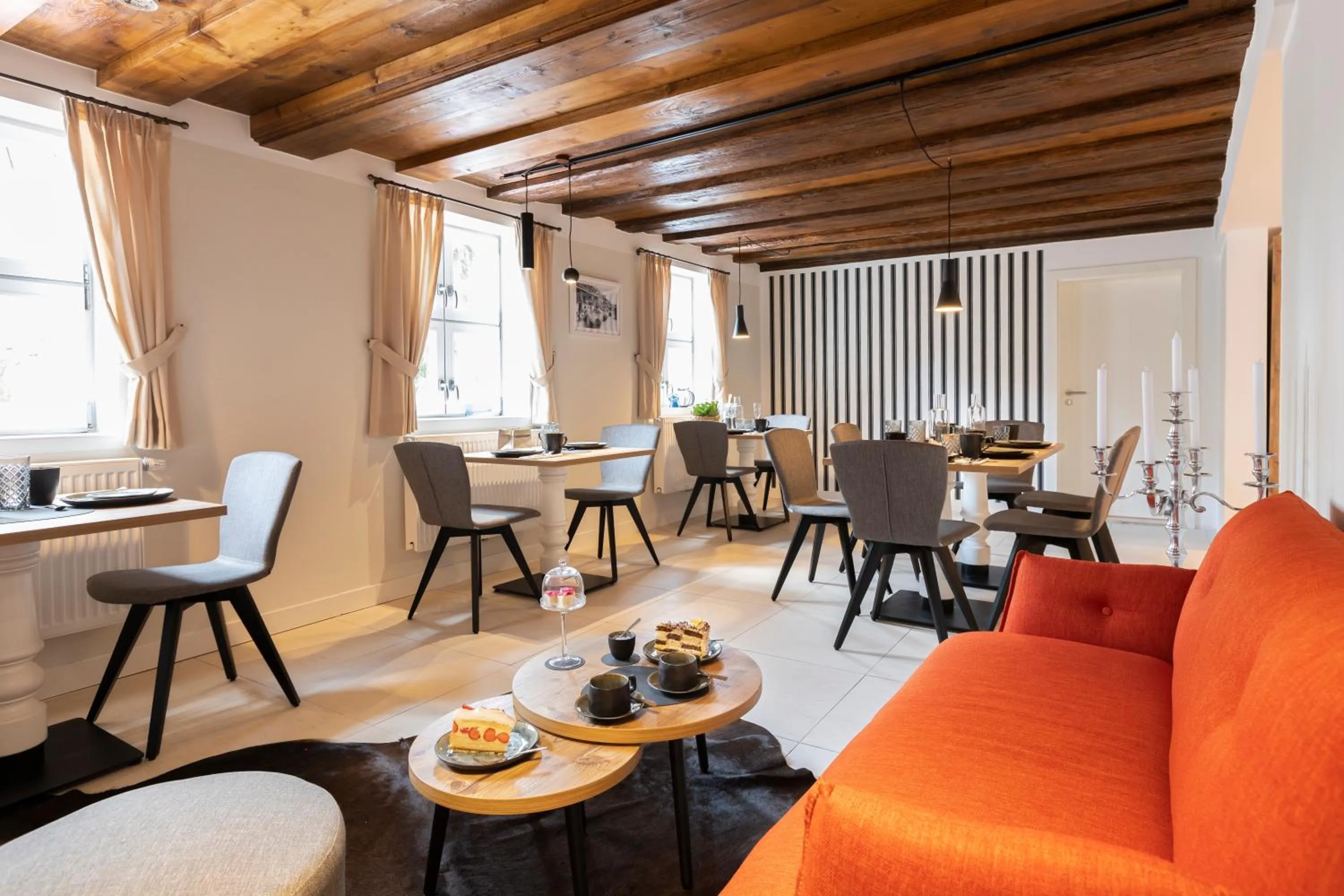 Restaurant/places to eat in Aston‘s Hotel