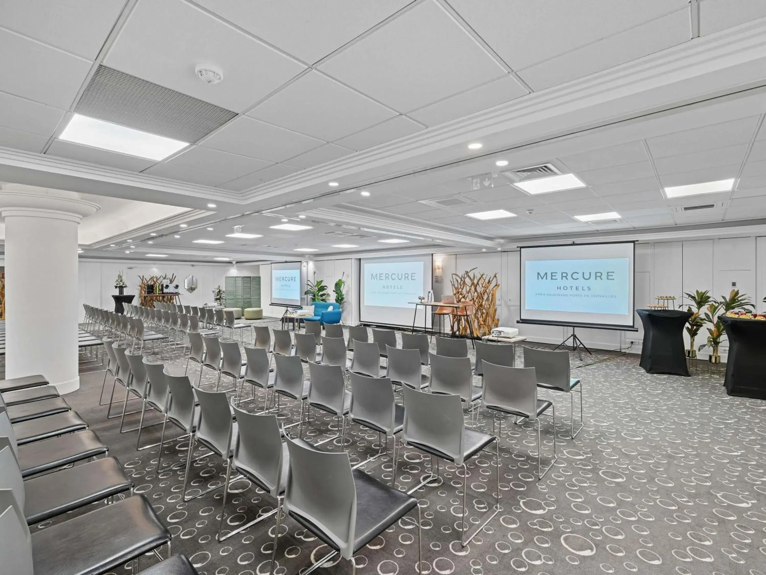 Property building in Mercure Paris Vaugirard Porte De Versailles Property building in Mercure Paris Vaugirard Porte De Versailles