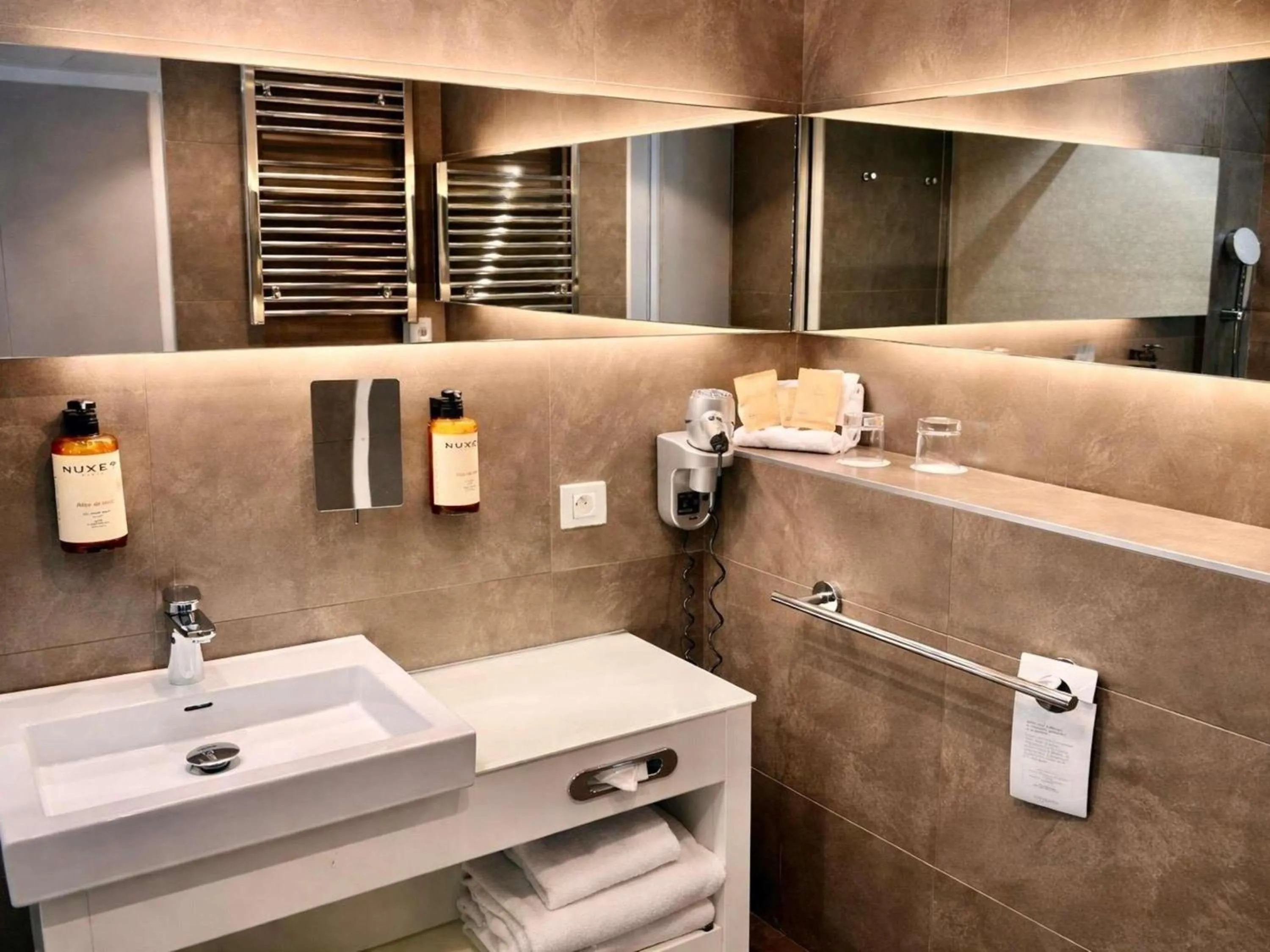 Bedroom in Mercure Paris Vaugirard Porte De Versailles