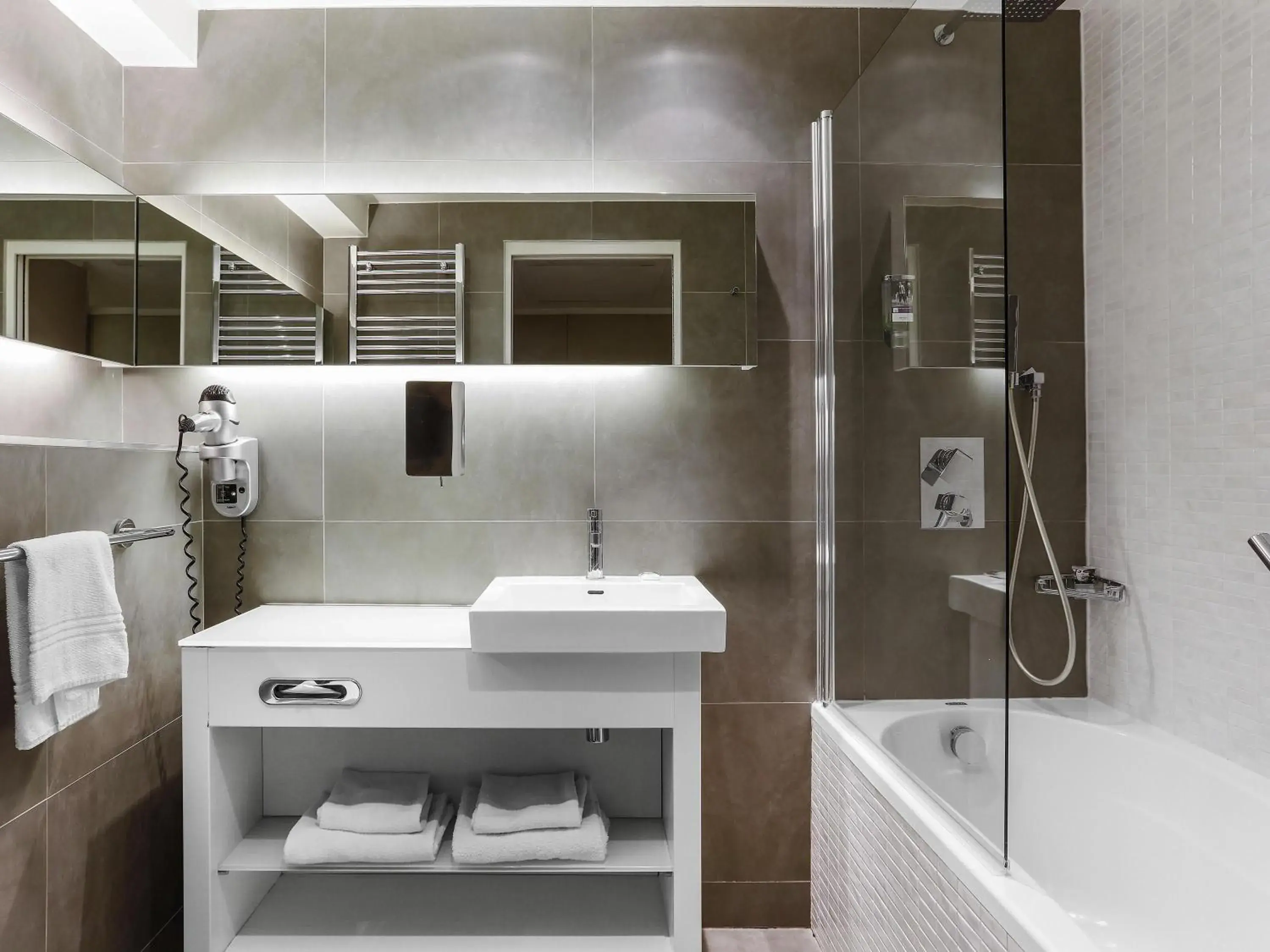 Bedroom in Mercure Paris Vaugirard Porte De Versailles Bedroom in Mercure Paris Vaugirard Porte De Versailles