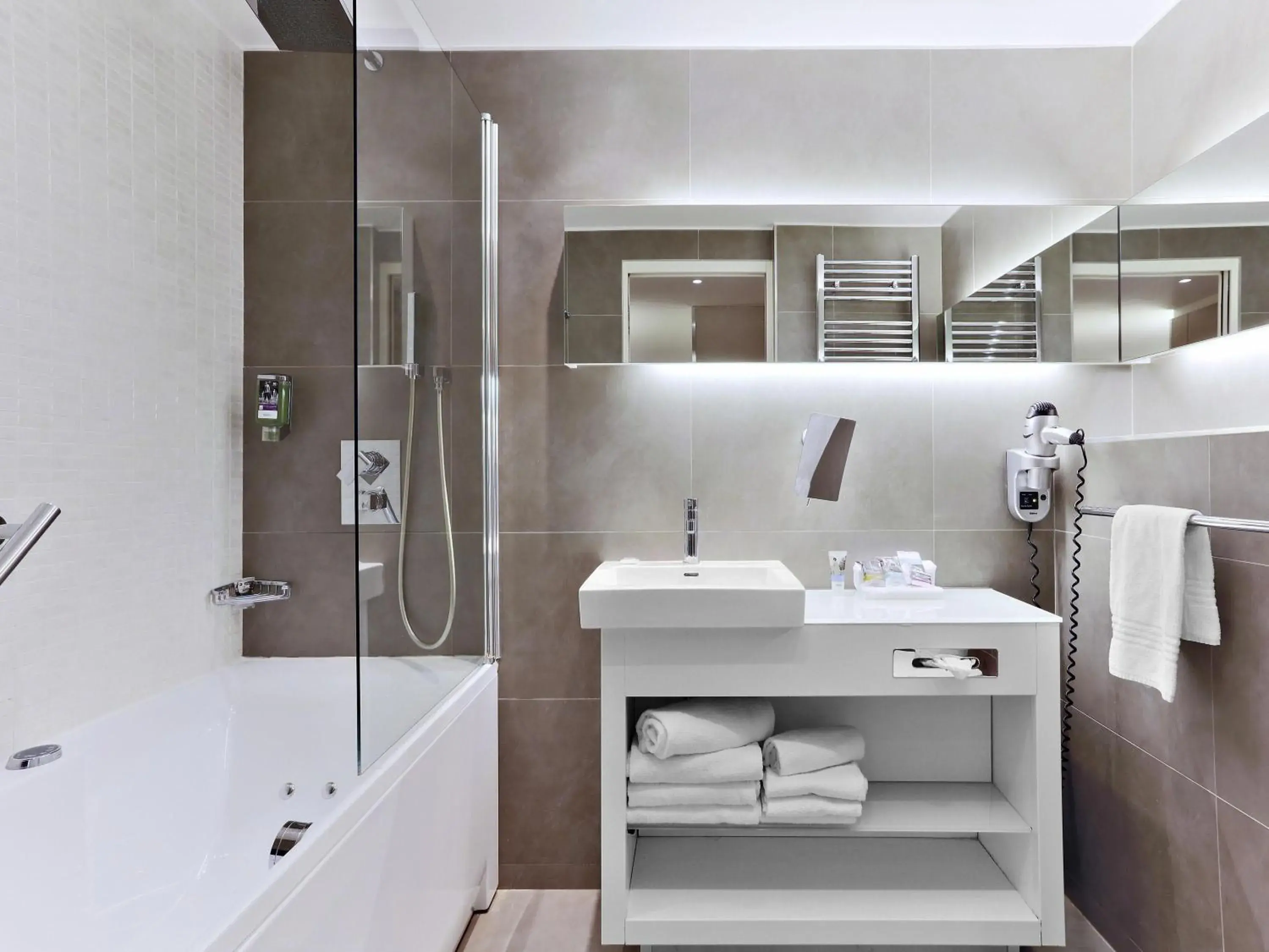 Bedroom in Mercure Paris Vaugirard Porte De Versailles Bedroom in Mercure Paris Vaugirard Porte De Versailles