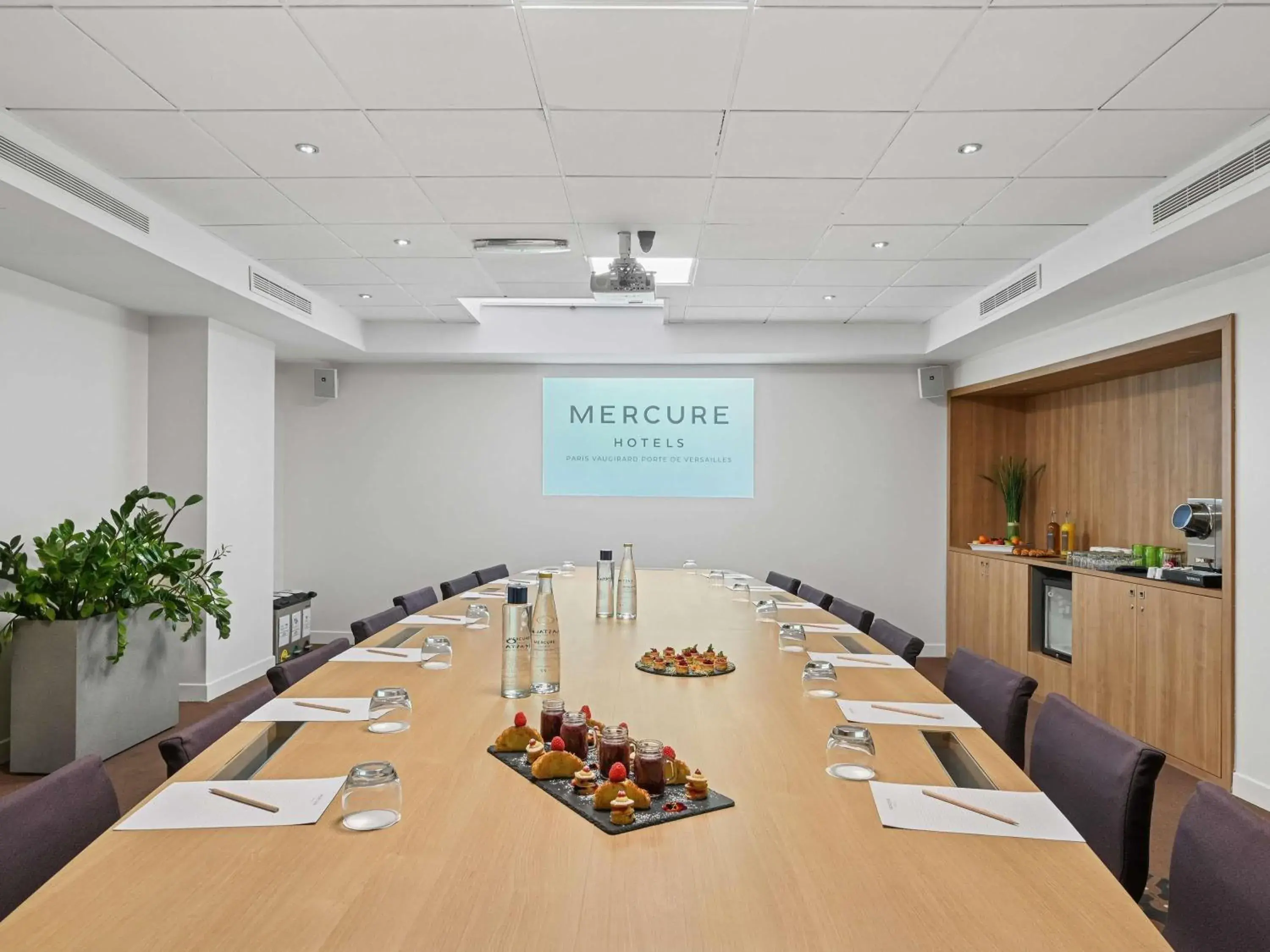 Property building in Mercure Paris Vaugirard Porte De Versailles Property building in Mercure Paris Vaugirard Porte De Versailles
