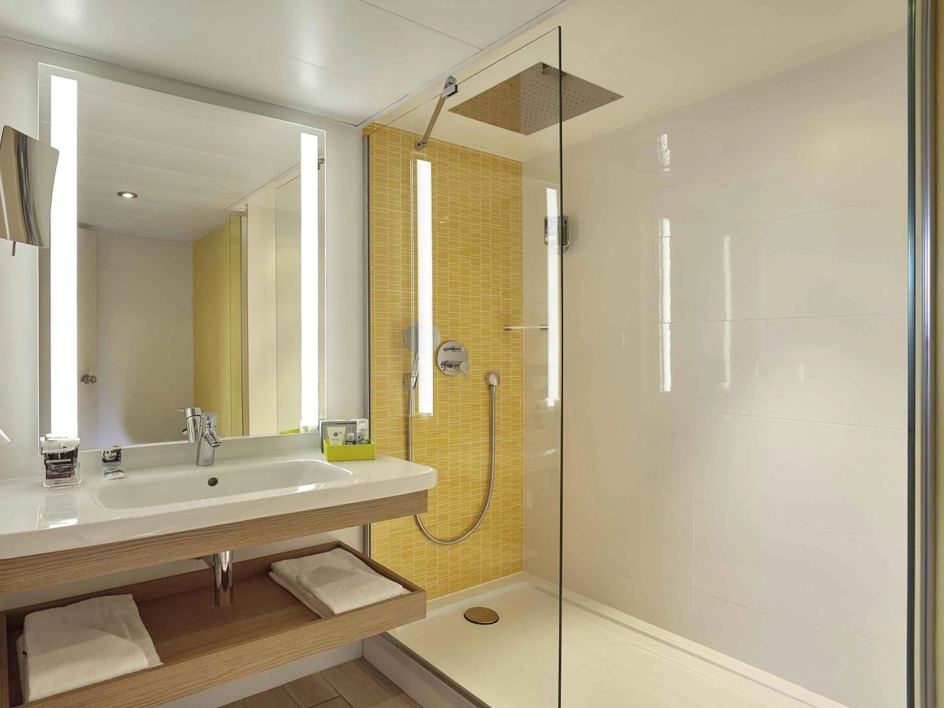 Bedroom in Mercure Le Havre Centre Bassin Du Commerce