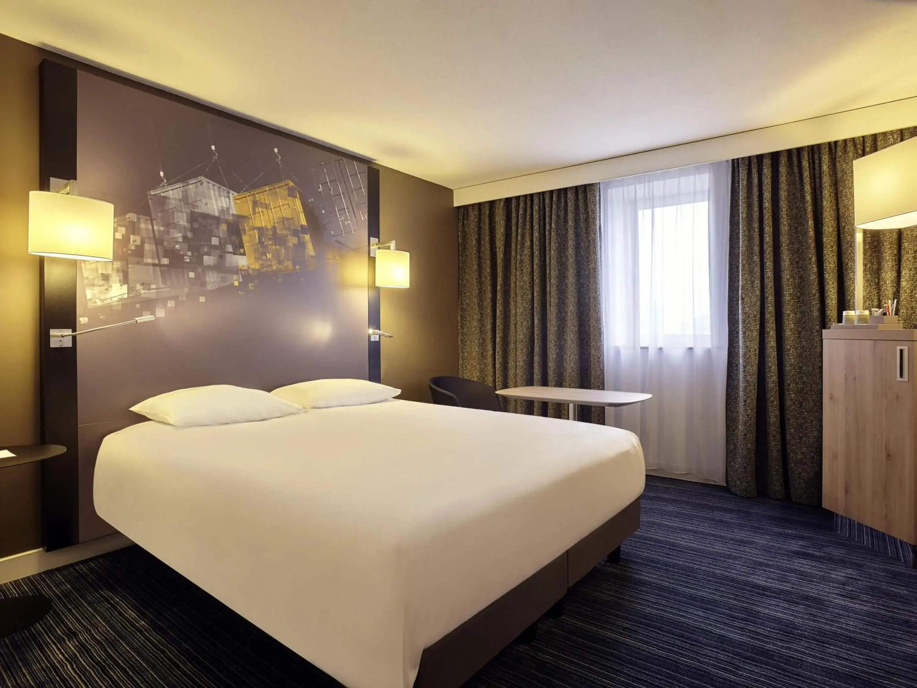 Bedroom, Bed in Mercure Le Havre Centre Bassin Du Commerce Bedroom, Bed in Mercure Le Havre Centre Bassin Du Commerce