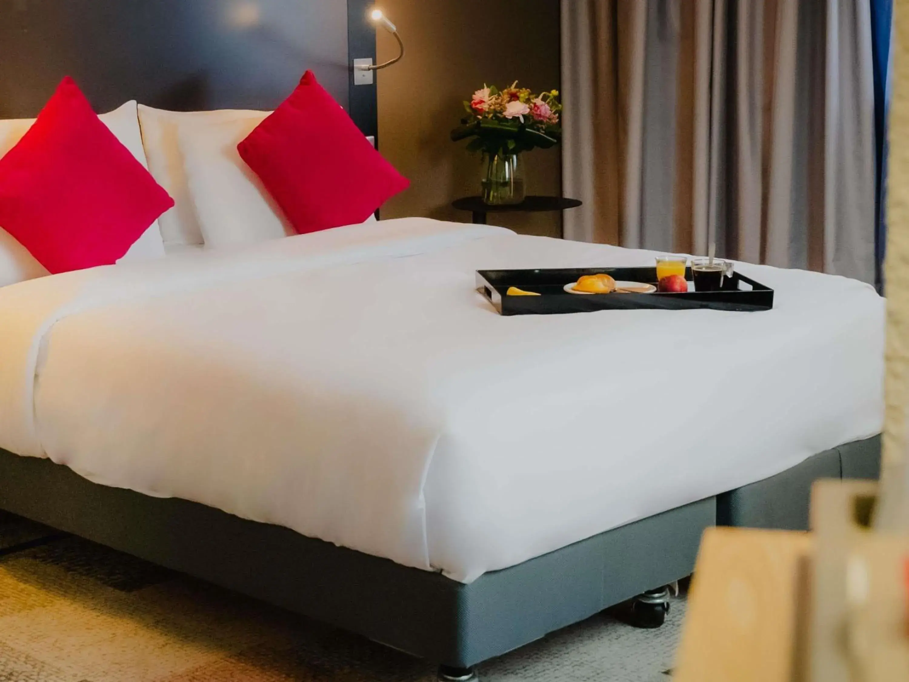 Bedroom, Bed in Mercure Le Havre Centre Bassin Du Commerce Bedroom, Bed in Mercure Le Havre Centre Bassin Du Commerce