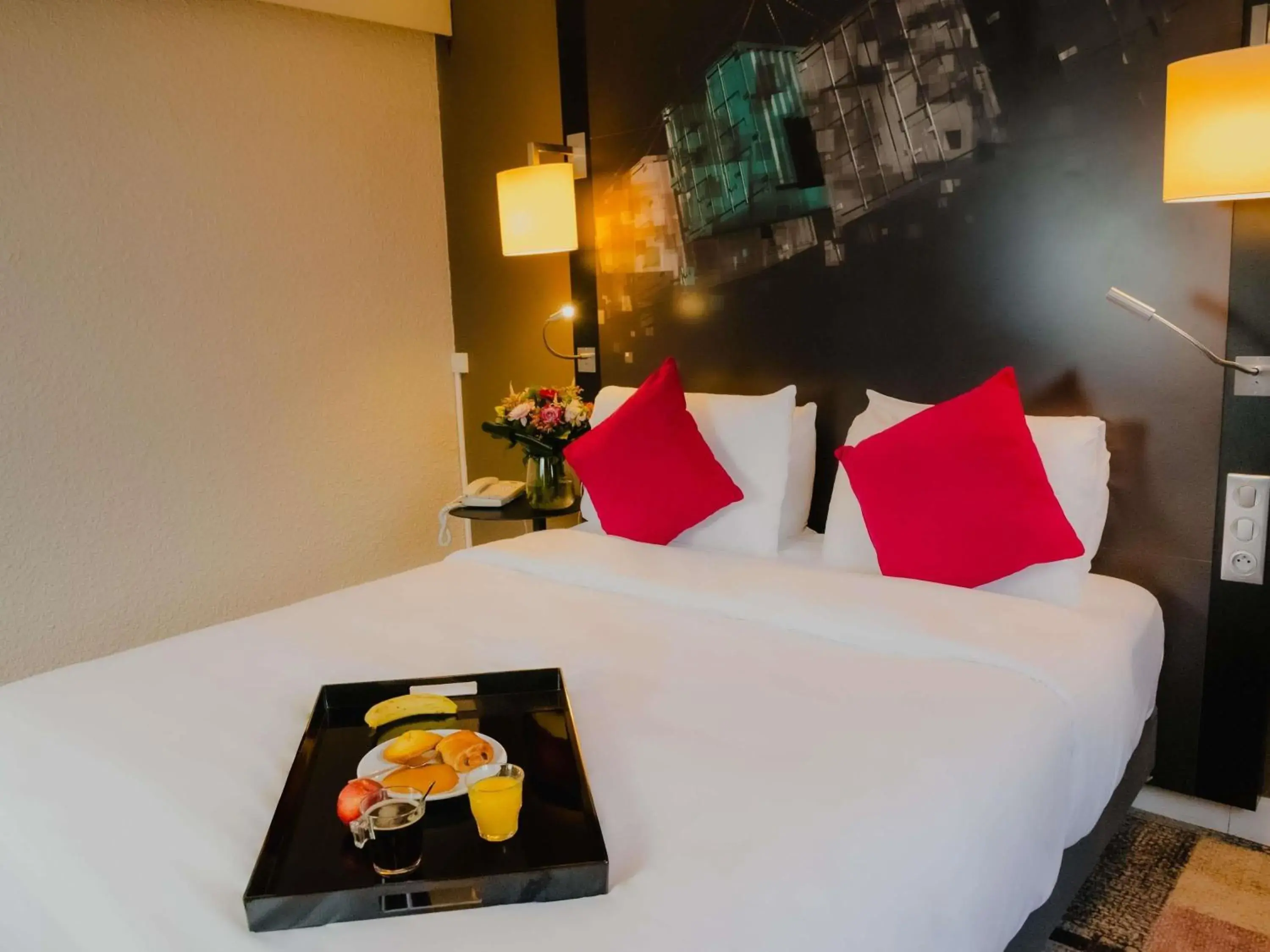 Bedroom, Bed in Mercure Le Havre Centre Bassin Du Commerce Bedroom, Bed in Mercure Le Havre Centre Bassin Du Commerce