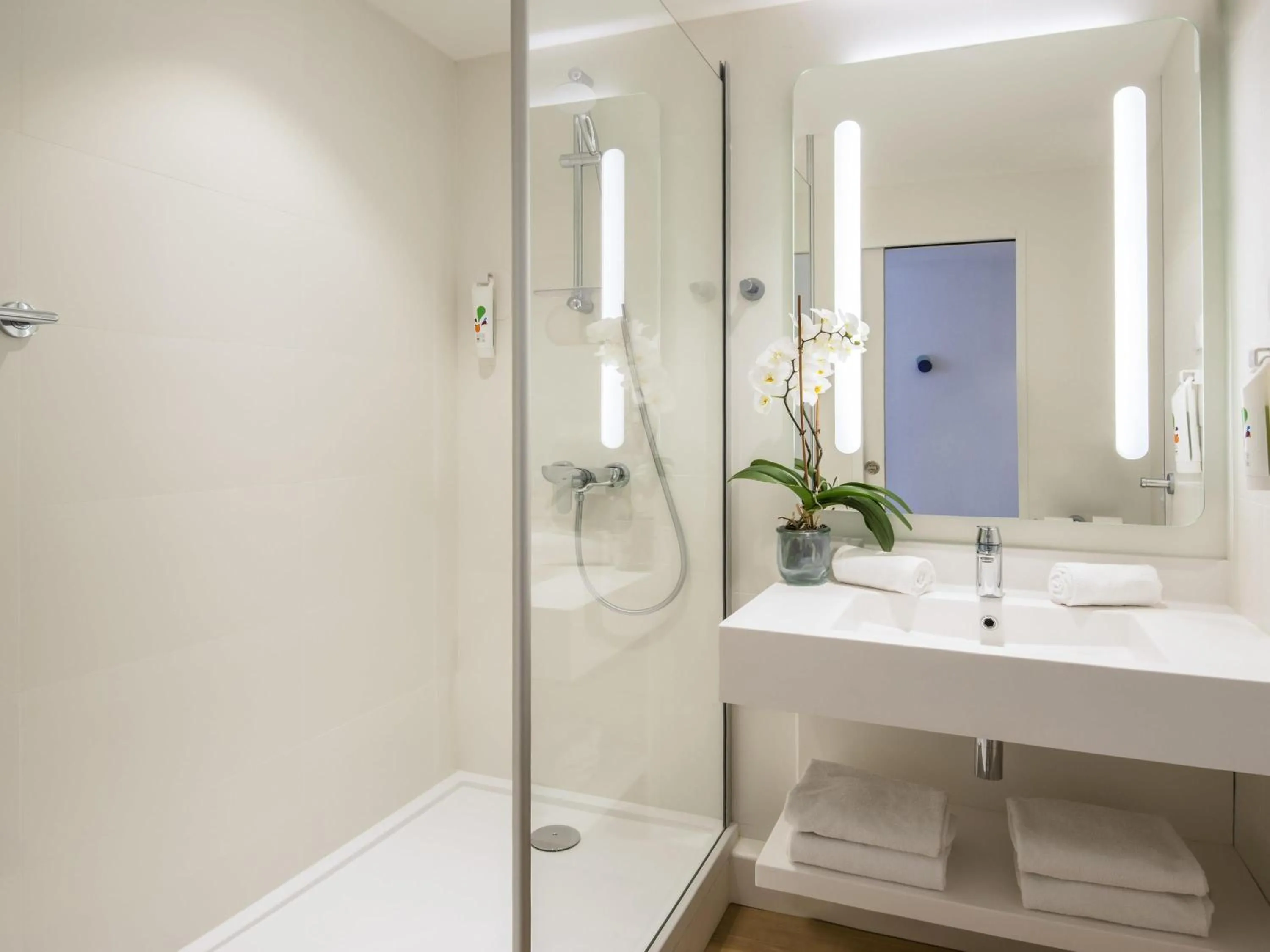 Bedroom in ibis Styles Nice Cap 3000 Aéroport