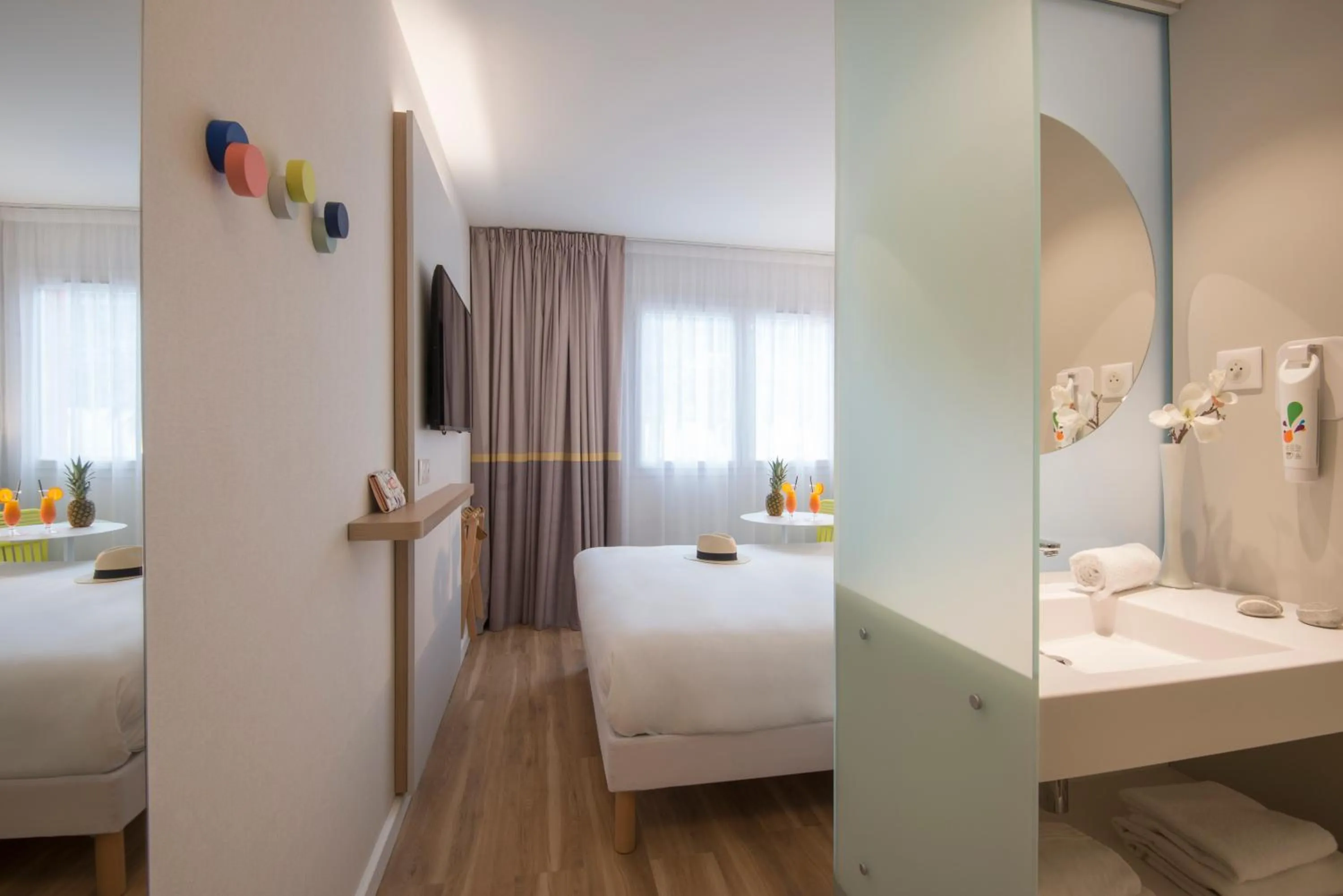 Bathroom, Bed in ibis Styles Nice Cap 3000 Aéroport