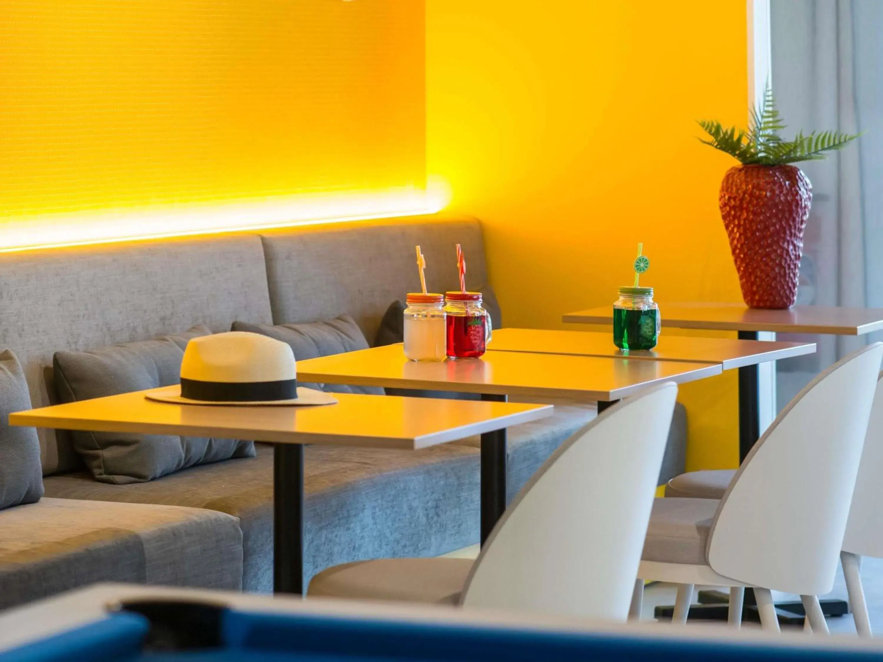 Lounge or bar in ibis Styles Nice Cap 3000 Aéroport Lounge or bar in ibis Styles Nice Cap 3000 Aéroport