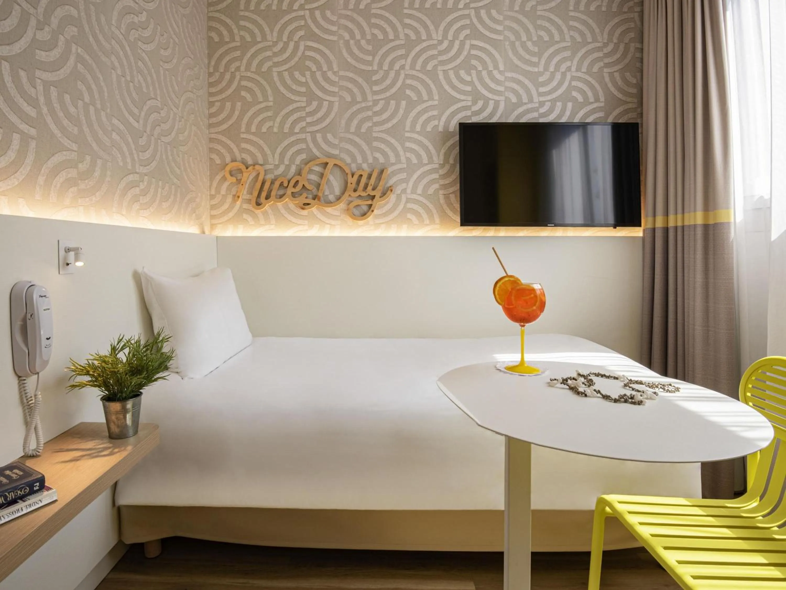 Bedroom, Bed in ibis Styles Nice Cap 3000 Aéroport