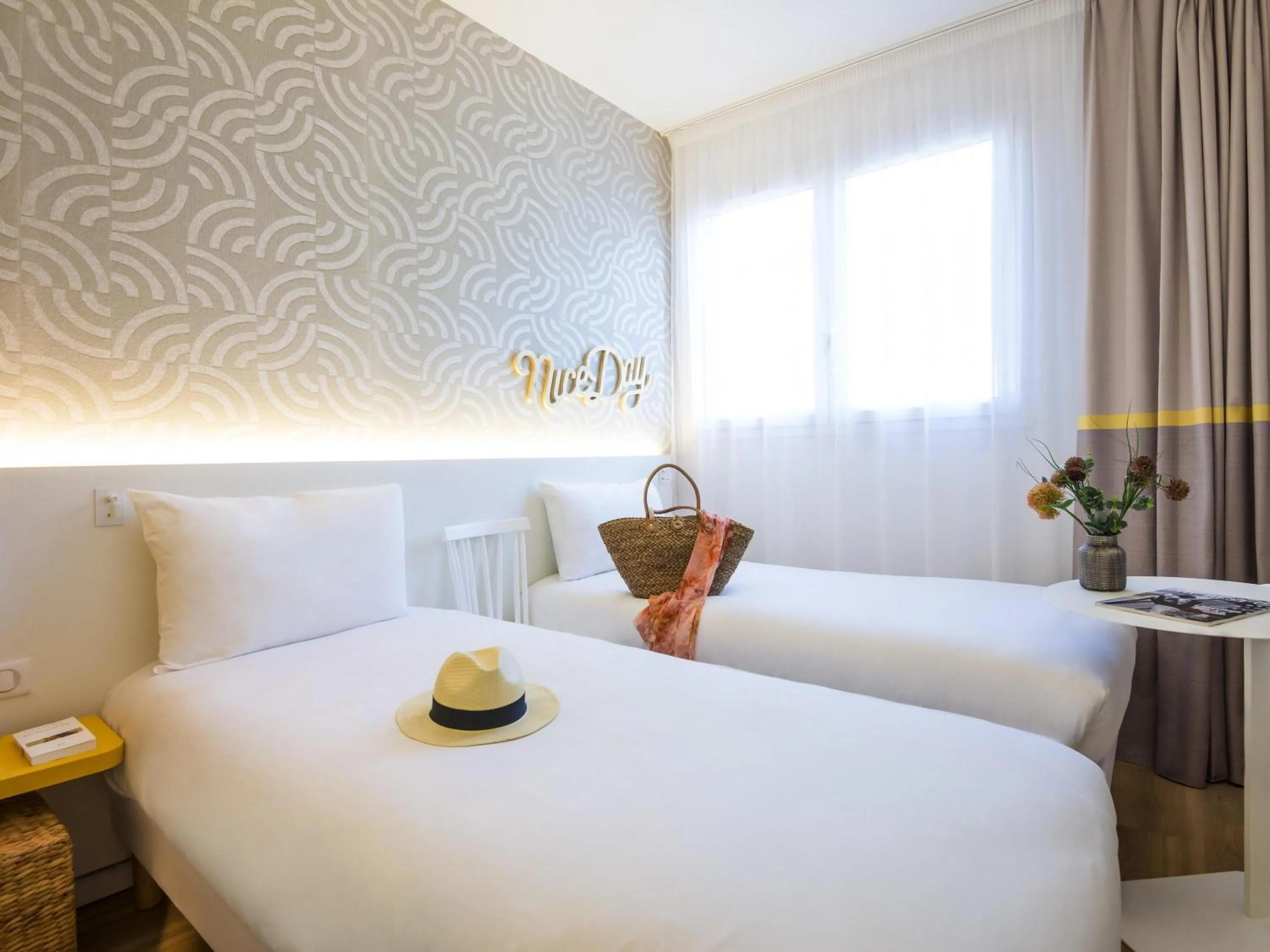 Bedroom, Bed in ibis Styles Nice Cap 3000 Aéroport