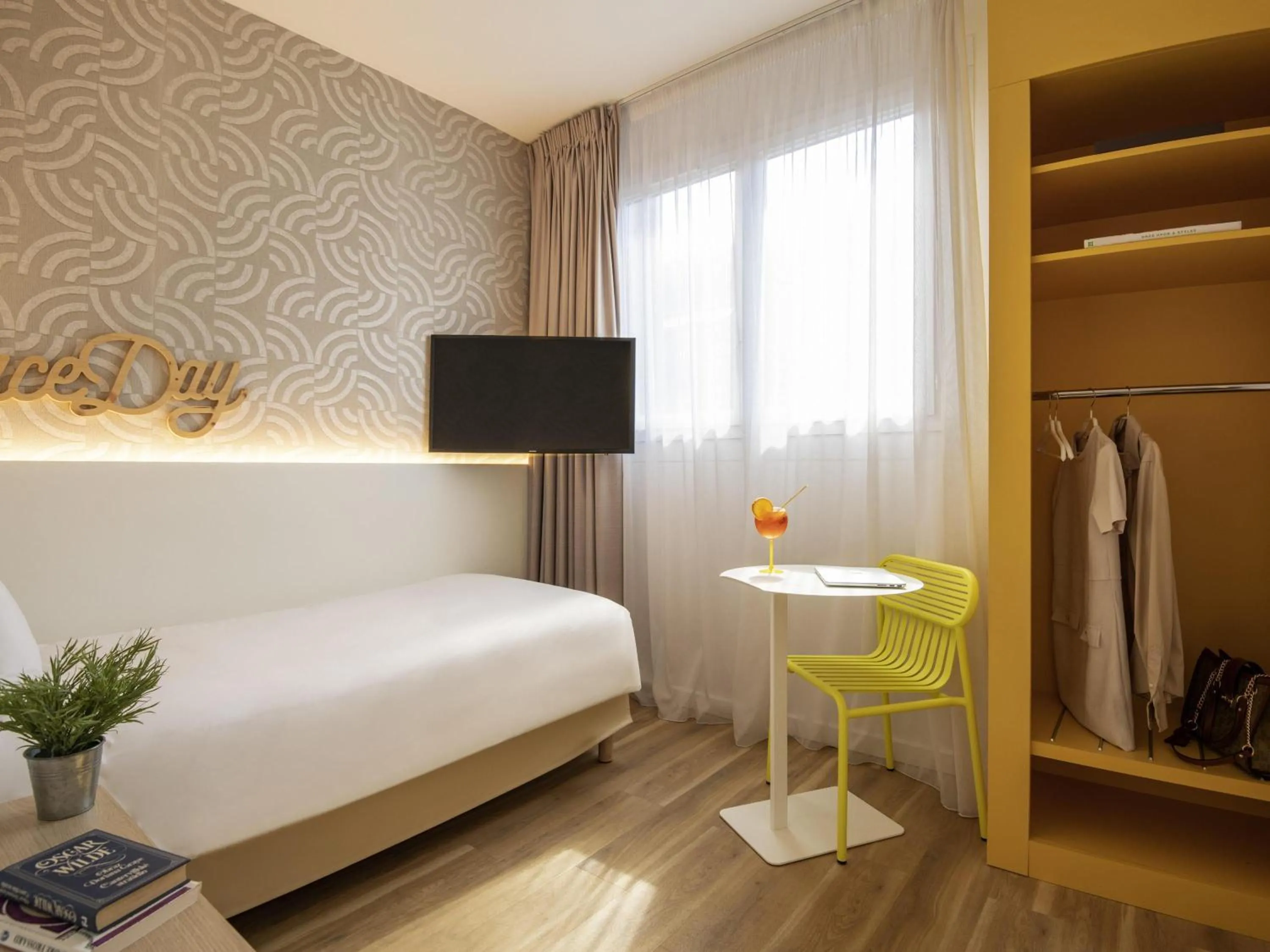 Bedroom, Bed in ibis Styles Nice Cap 3000 Aéroport