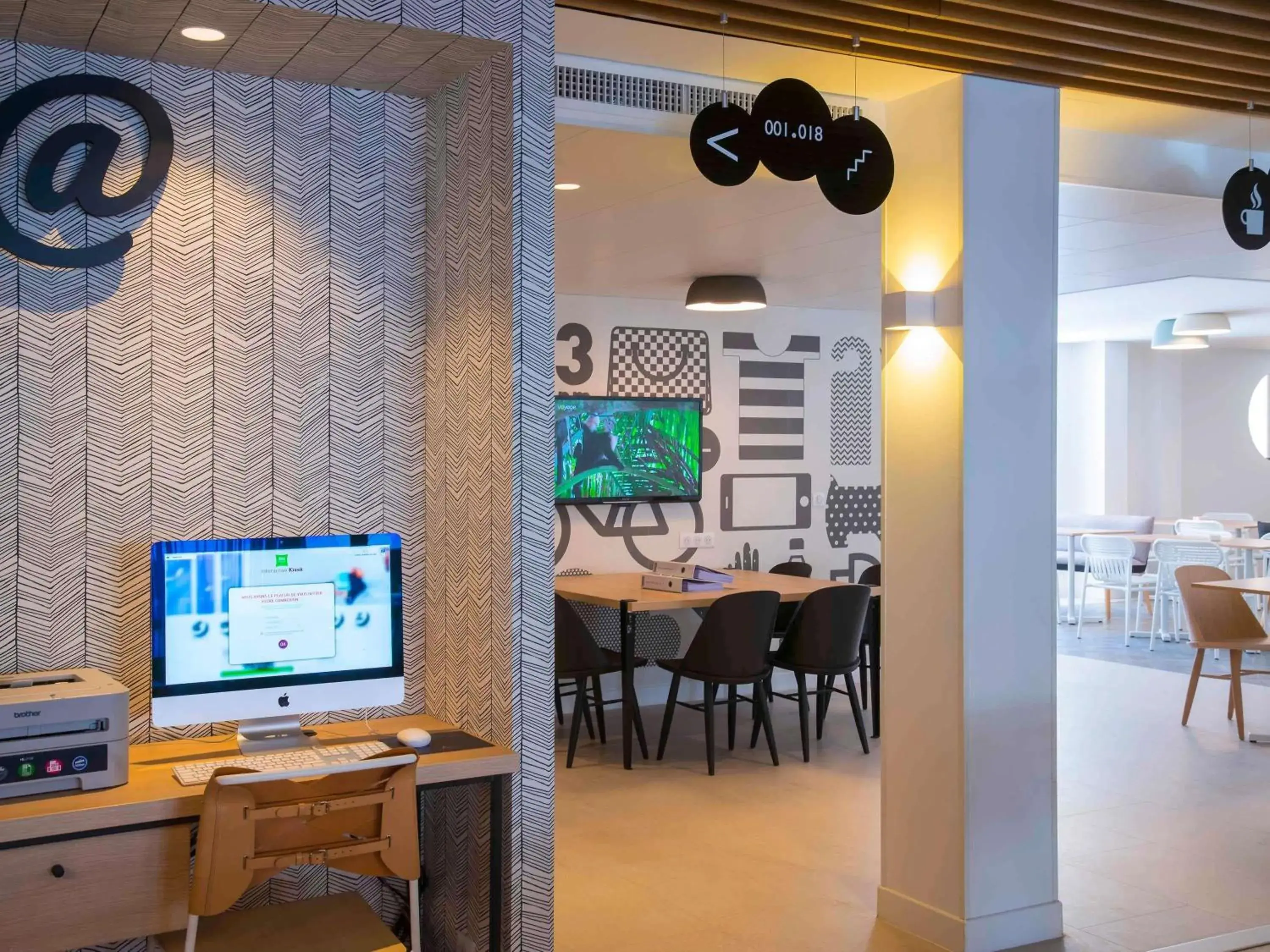 Lounge or bar in ibis Styles Nice Cap 3000 Aéroport Lounge or bar in ibis Styles Nice Cap 3000 Aéroport