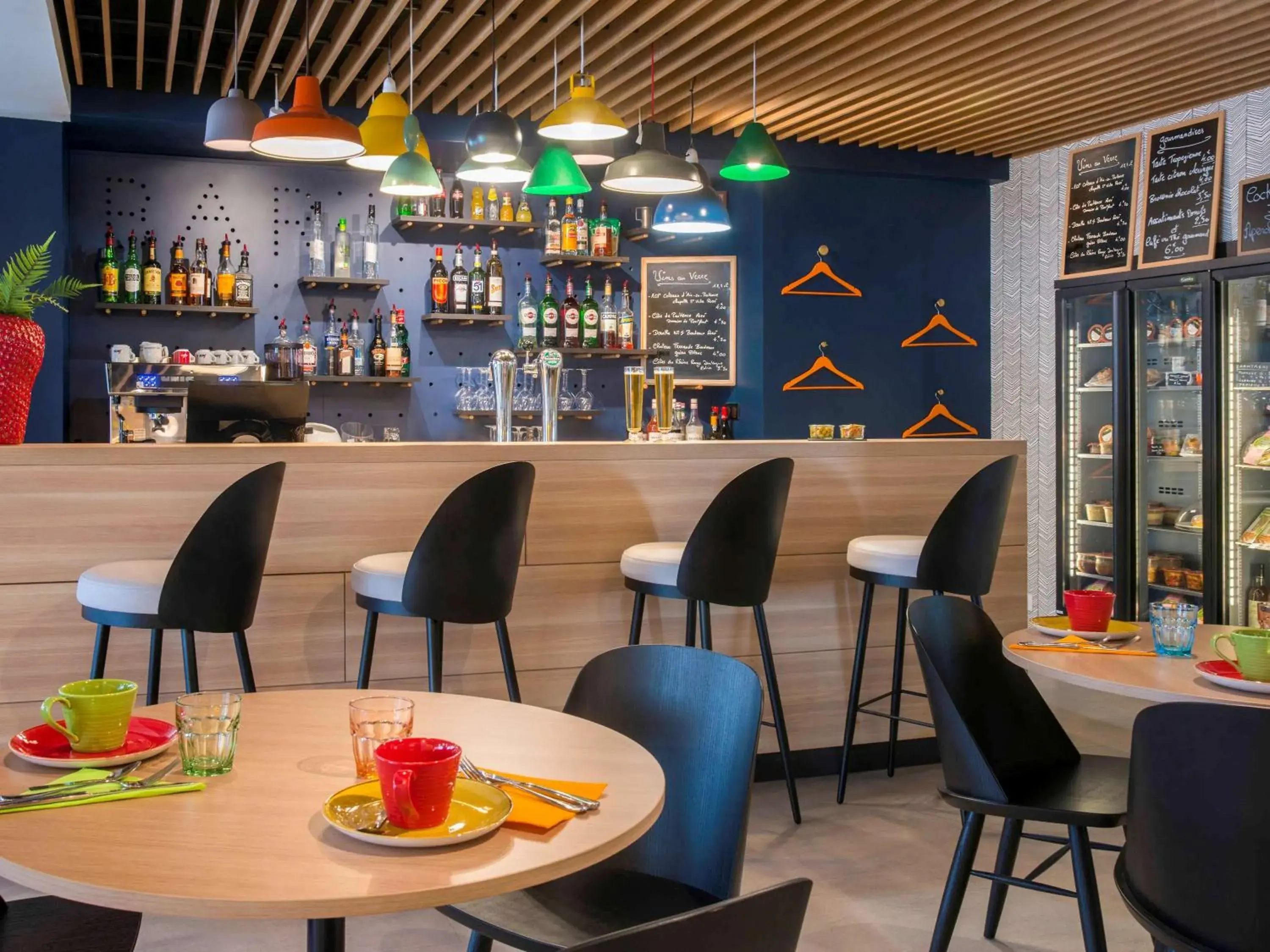 Lounge or bar in ibis Styles Nice Cap 3000 Aéroport Lounge or bar in ibis Styles Nice Cap 3000 Aéroport