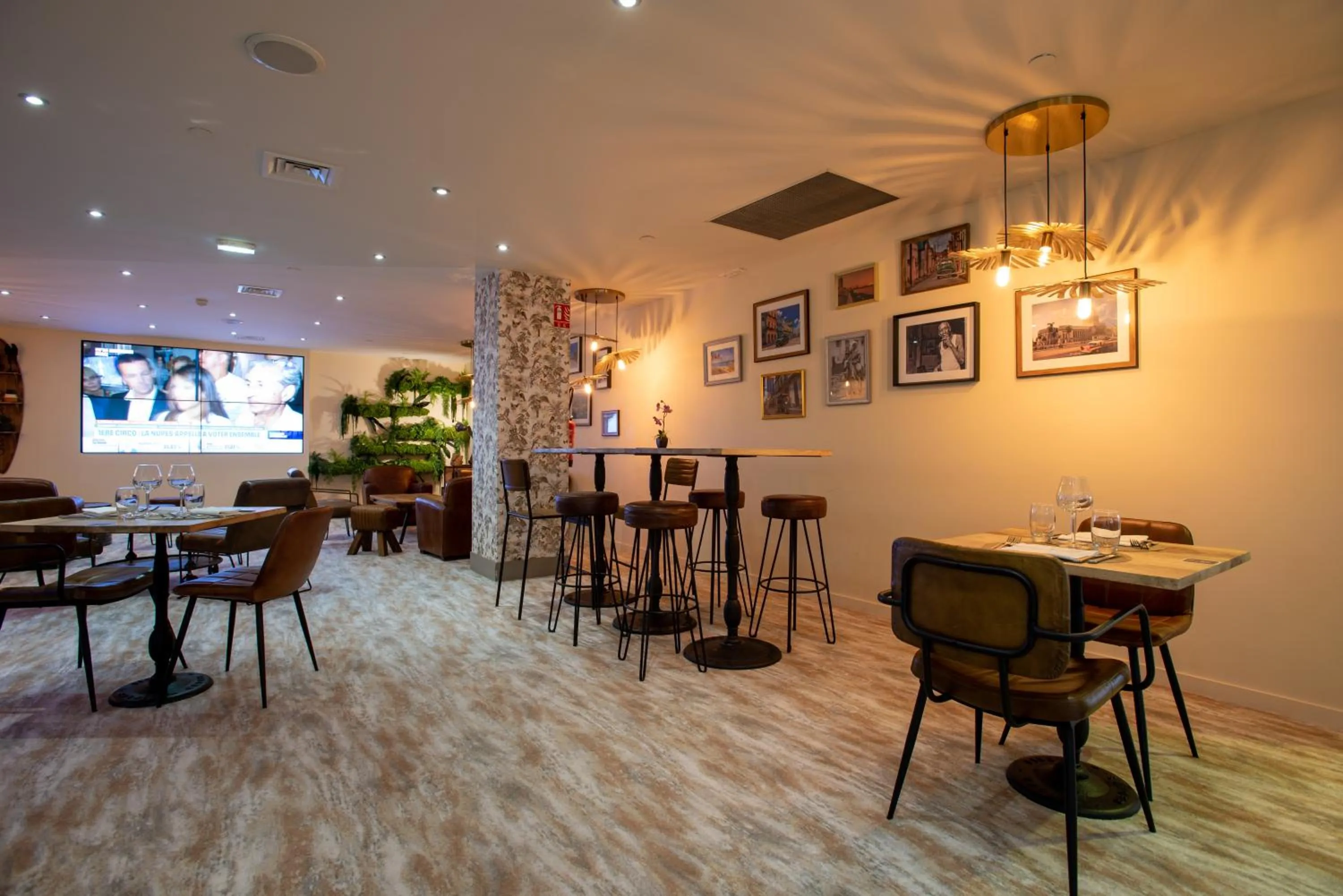 Lounge or bar in Mercure Marseille Centre Vieux Port