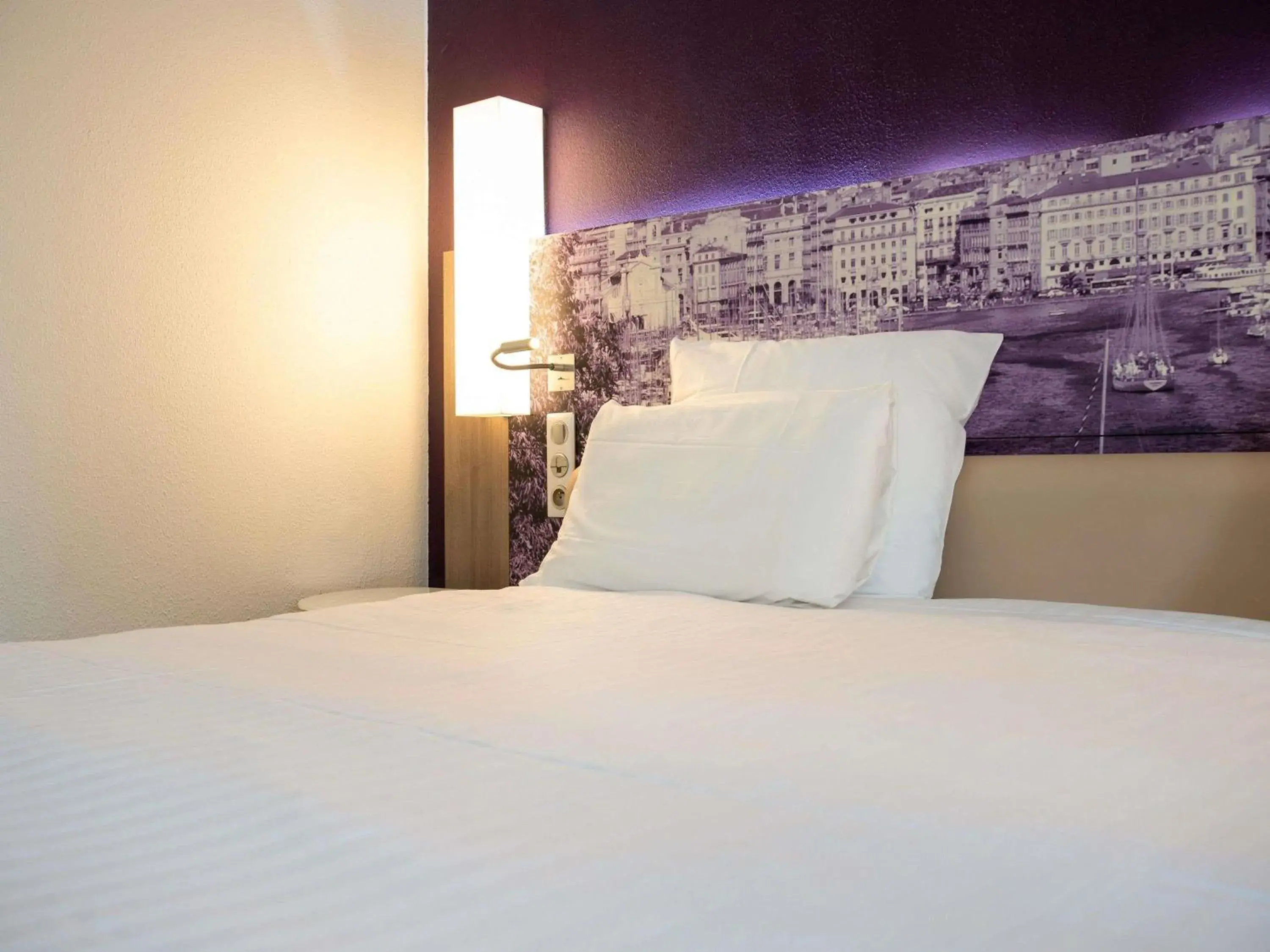 Bedroom, Bed in Mercure Marseille Centre Vieux Port Bedroom, Bed in Mercure Marseille Centre Vieux Port