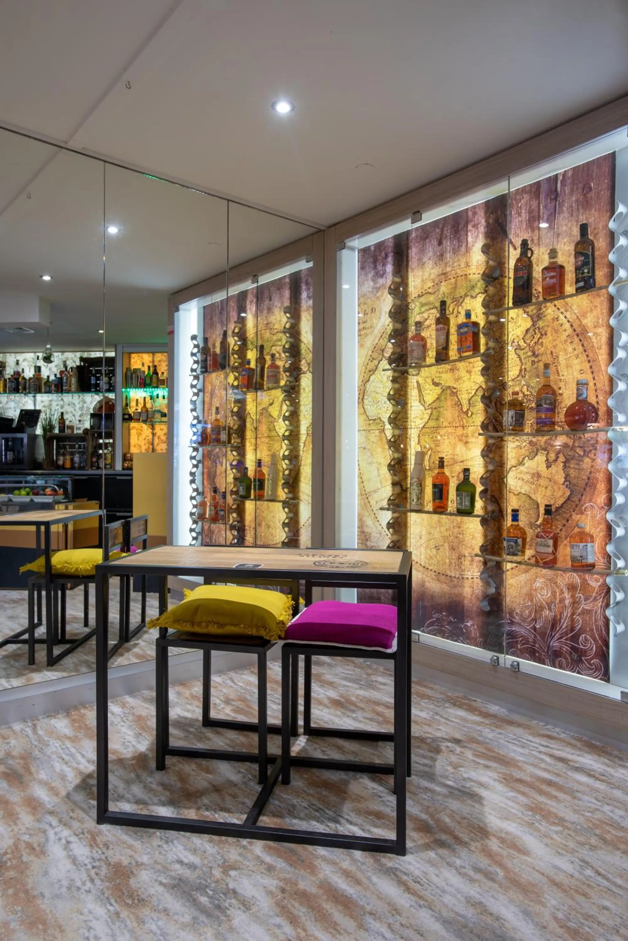 Lounge or bar in Mercure Marseille Centre Vieux Port