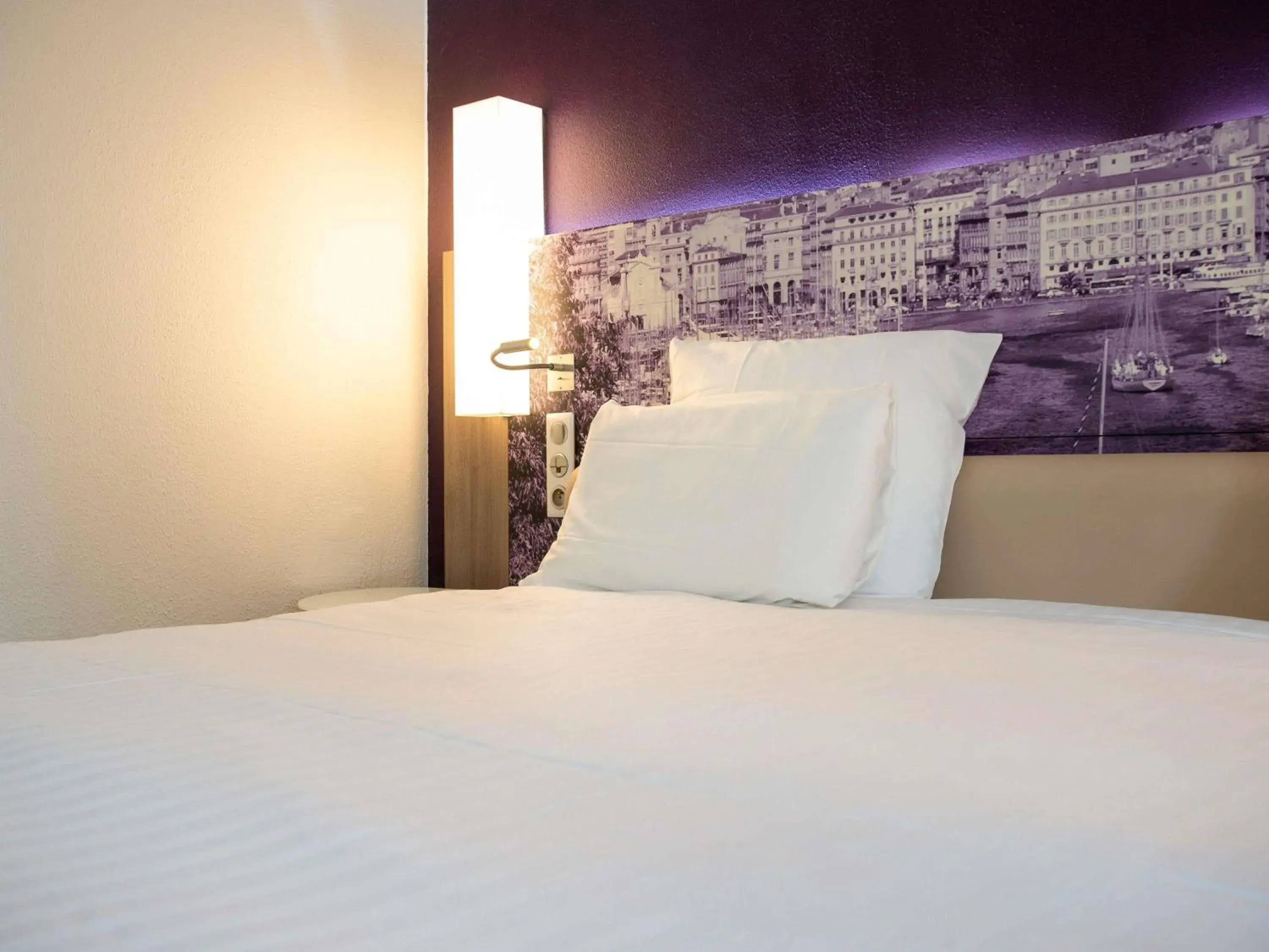 Bedroom, Bed in Mercure Marseille Centre Vieux Port Bedroom, Bed in Mercure Marseille Centre Vieux Port