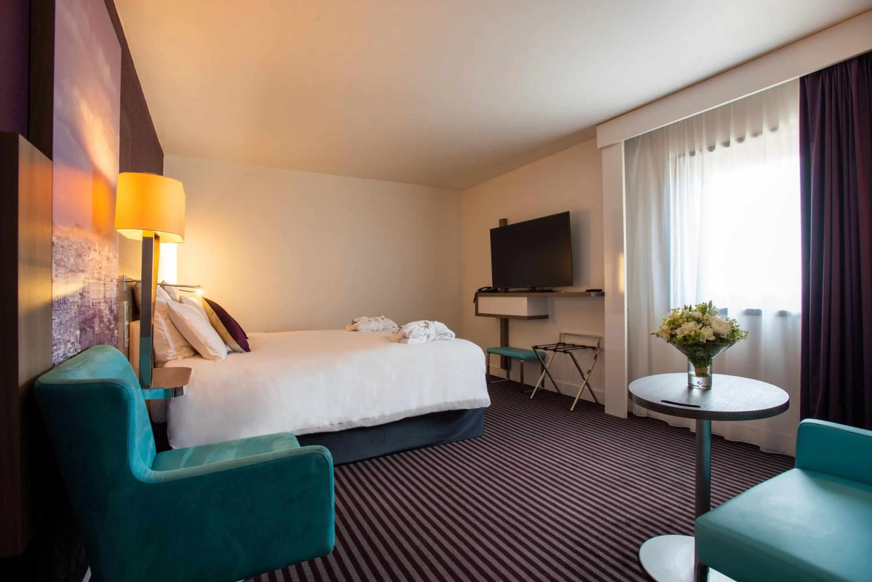 Bedroom, Bed in Mercure Marseille Centre Vieux Port