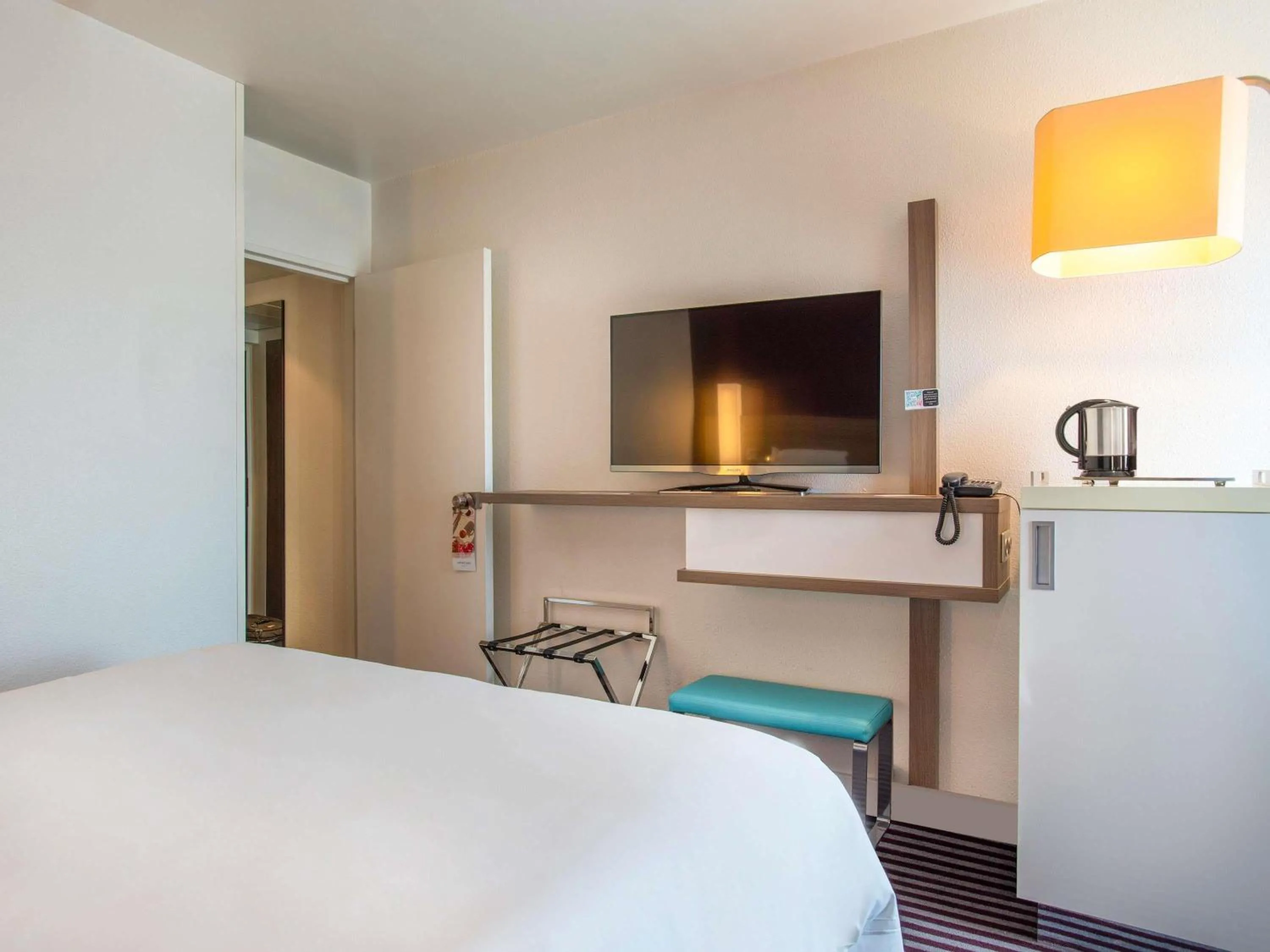 Bedroom, Bed in Mercure Marseille Centre Vieux Port