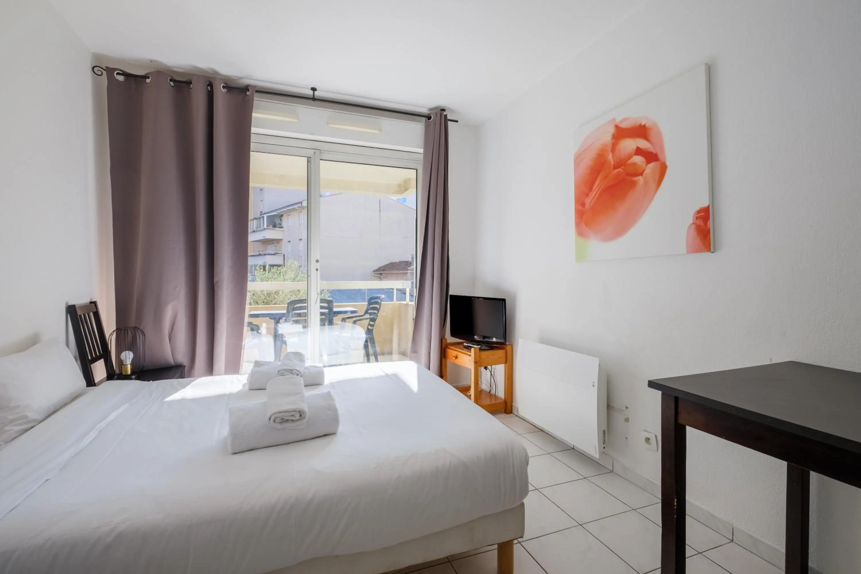 Photo of the whole room, Bed in Residhotel Cannes Festival