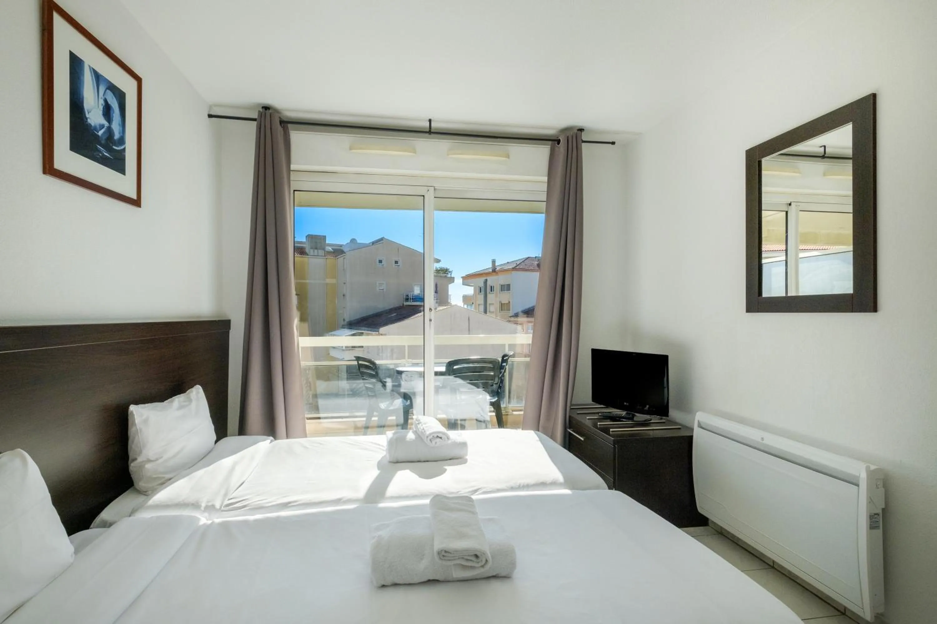 Photo of the whole room, Bed in Residhotel Cannes Festival