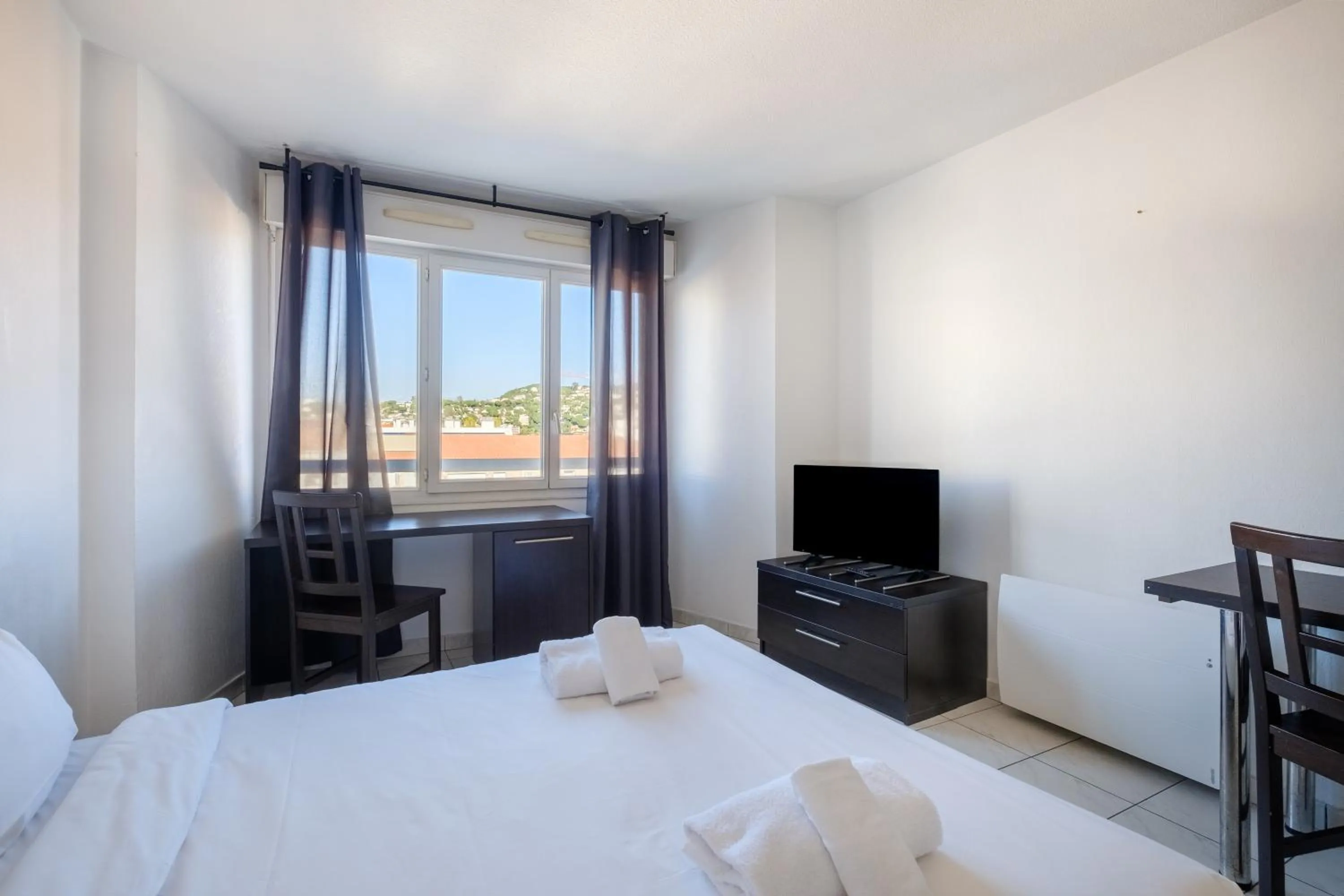 Photo of the whole room, Bed in Residhotel Cannes Festival