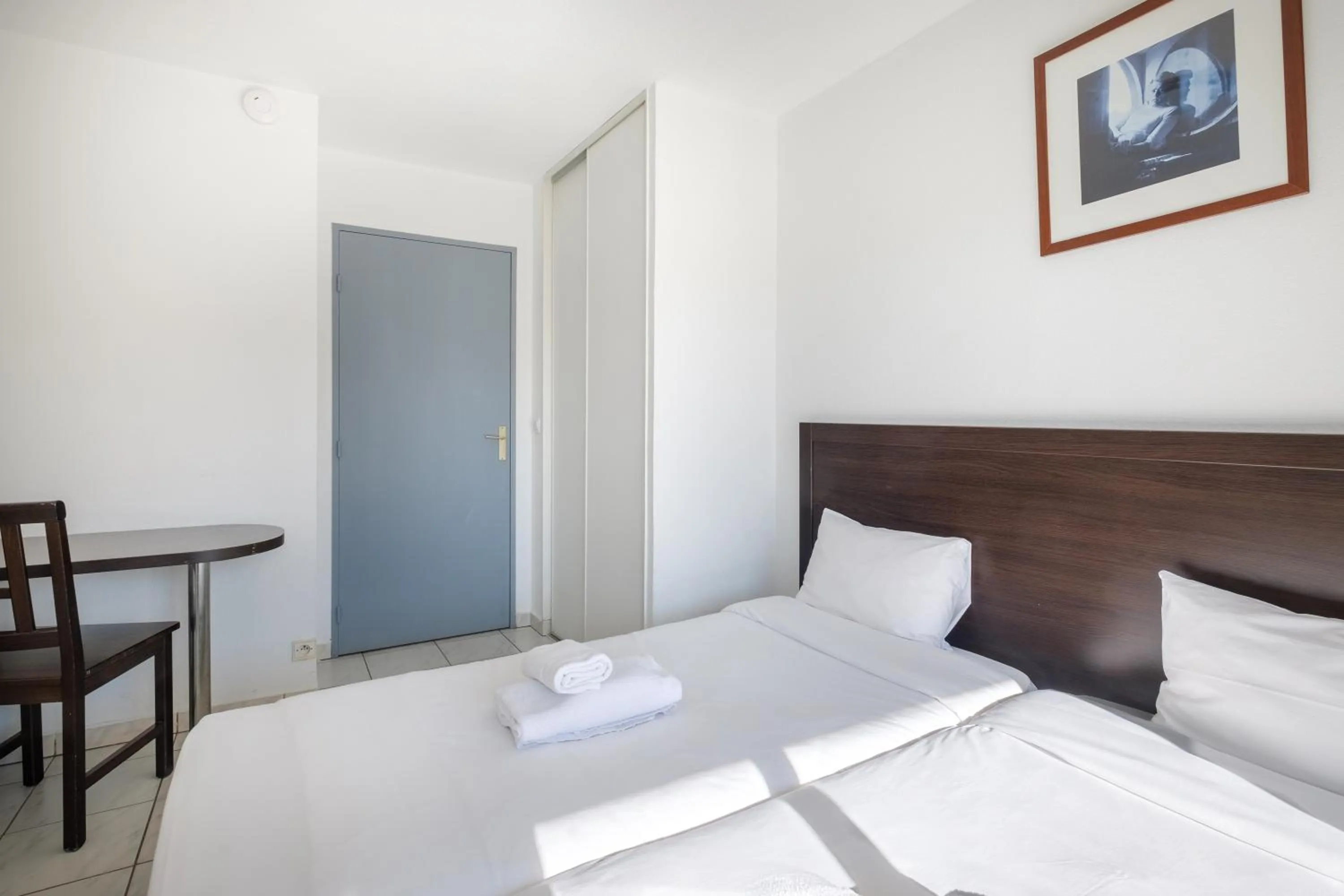 Photo of the whole room, Bed in Residhotel Cannes Festival