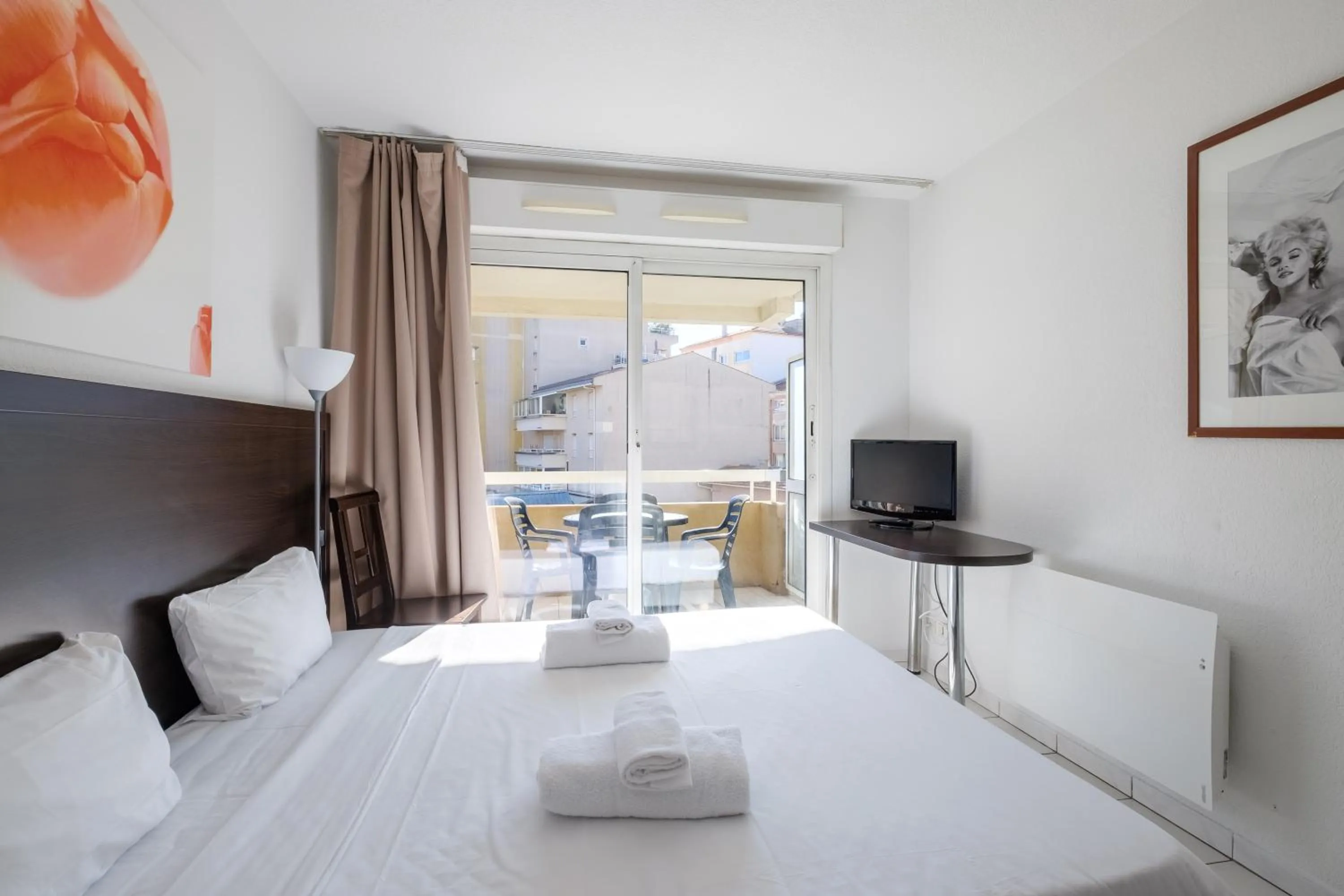 Photo of the whole room, Bed in Residhotel Cannes Festival