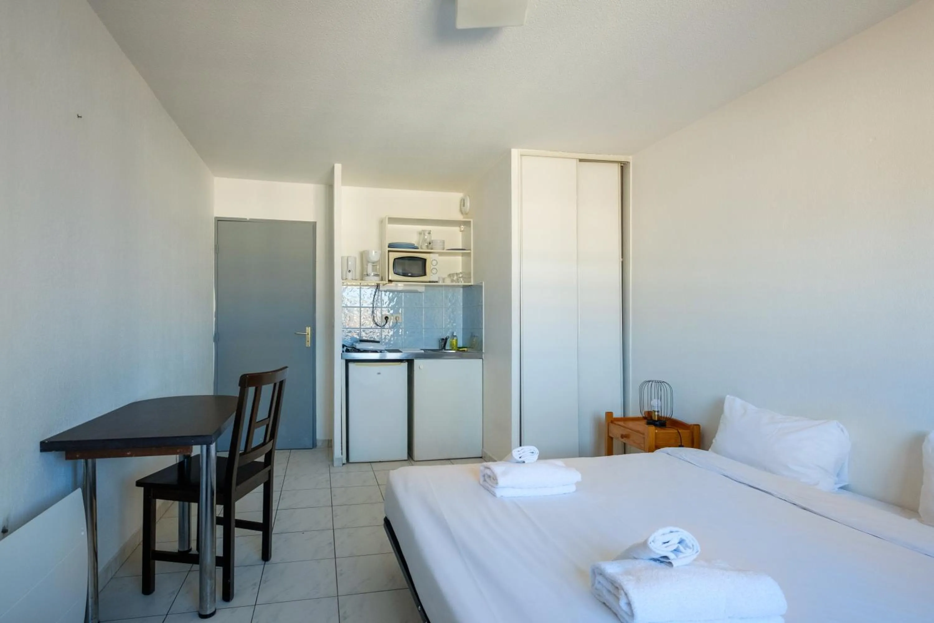 Photo of the whole room, Bed in Residhotel Cannes Festival