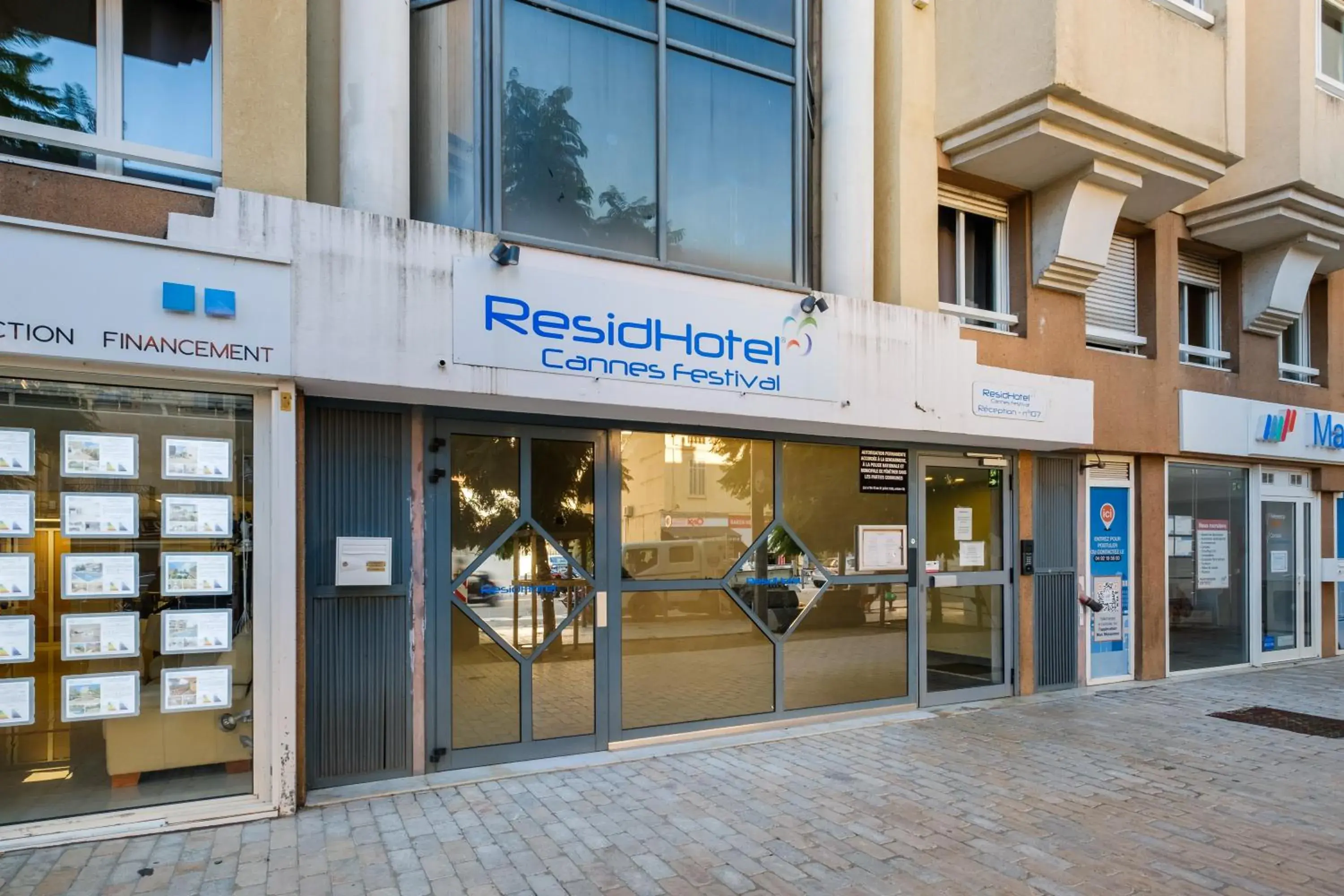 Property building in Residhotel Cannes Festival Property building in Residhotel Cannes Festival