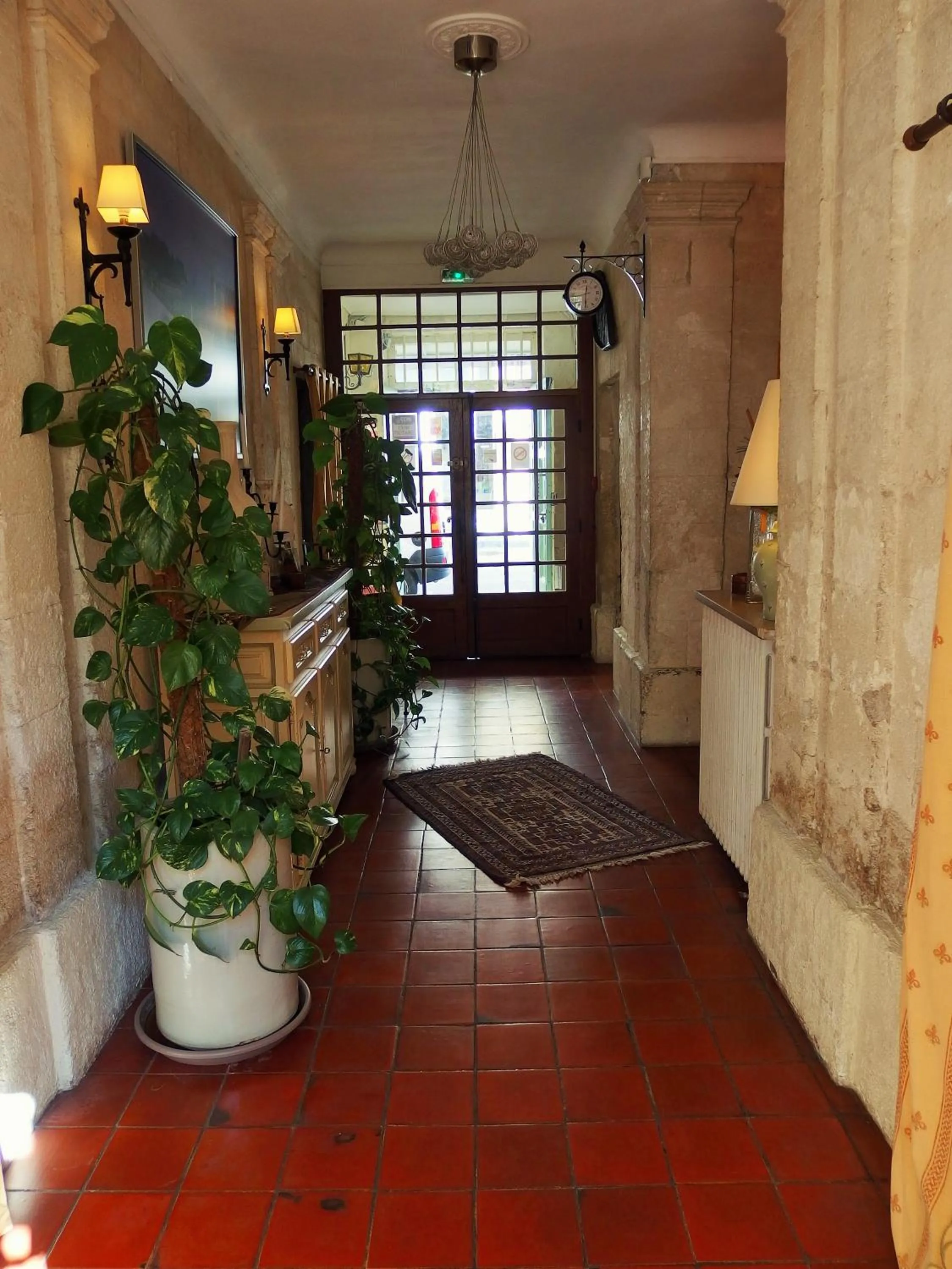 Lobby or reception in Au Saint Roch - Hôtel et Jardin
