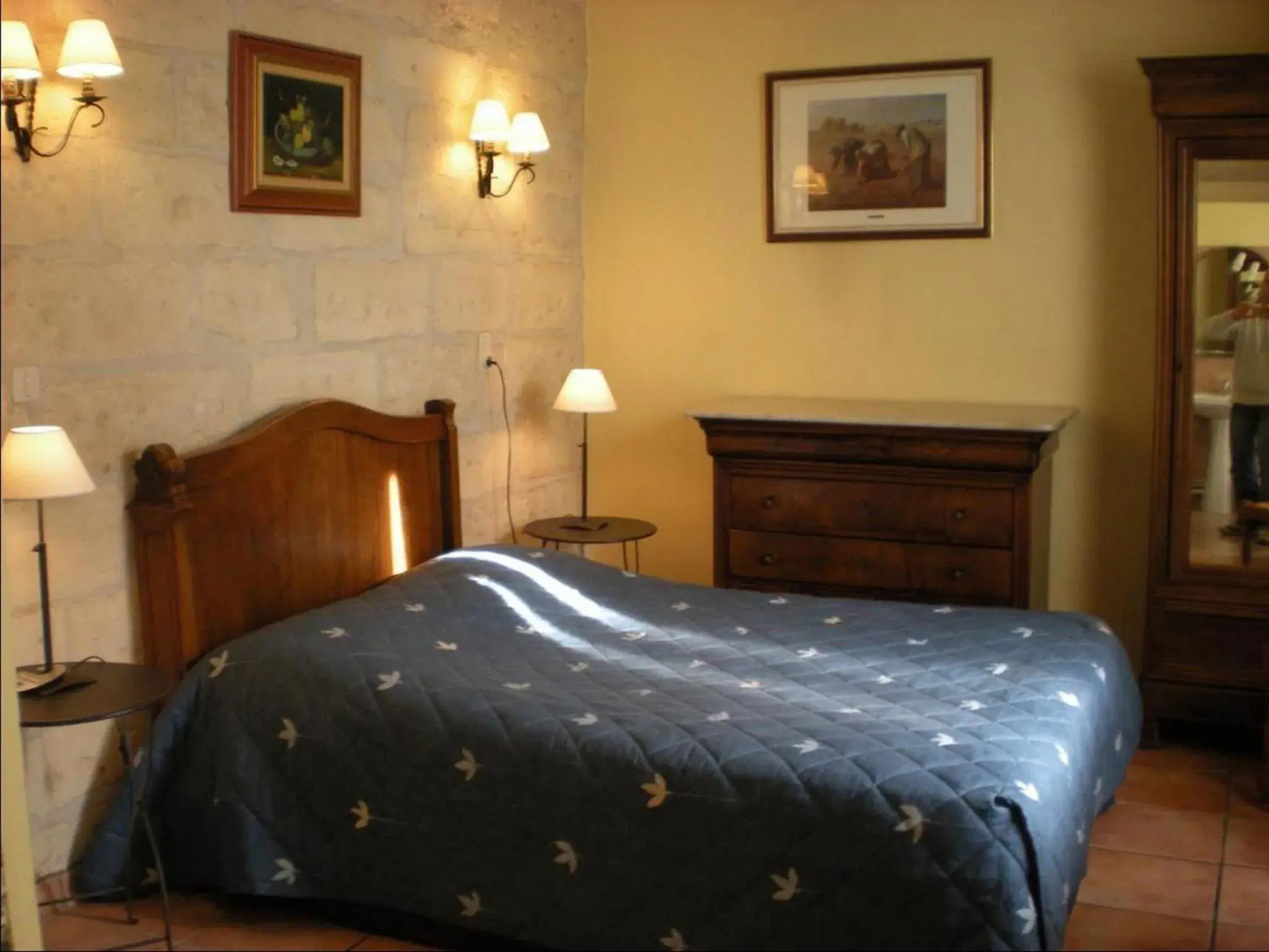 Bed in Au Saint Roch - Hôtel et Jardin