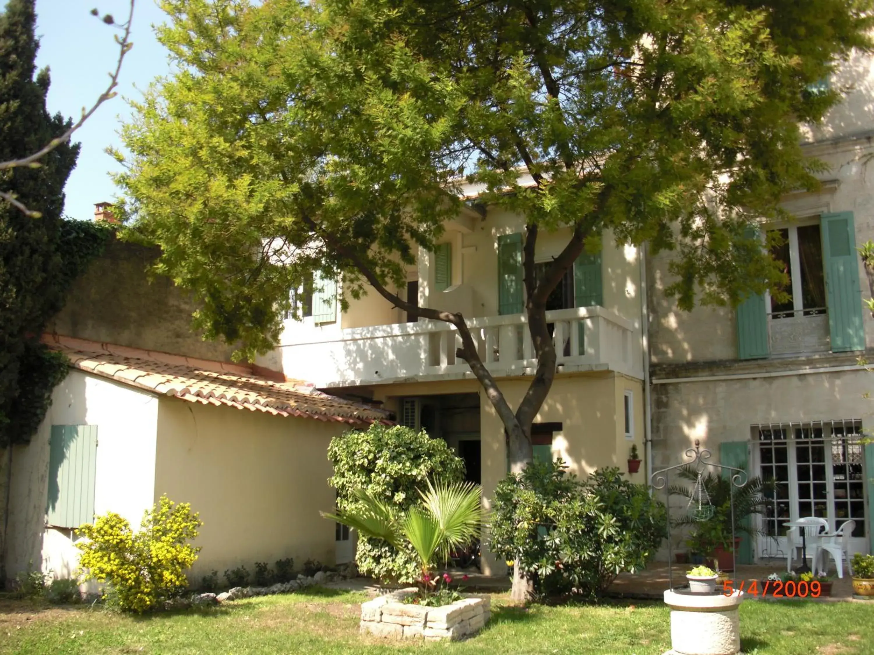 Facade/entrance, Property Building in Au Saint Roch - Hôtel et Jardin