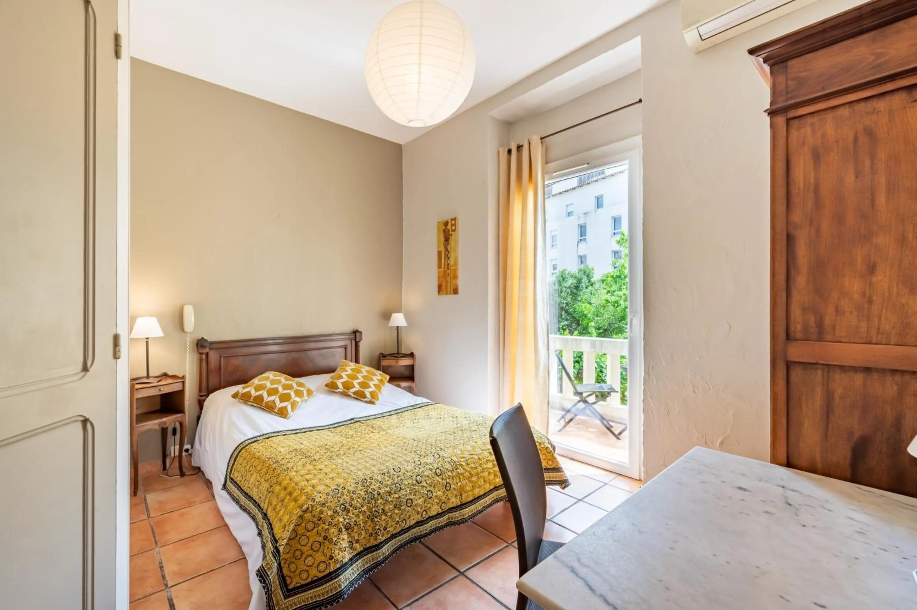 Bedroom, Bed in Au Saint Roch - Hôtel et Jardin