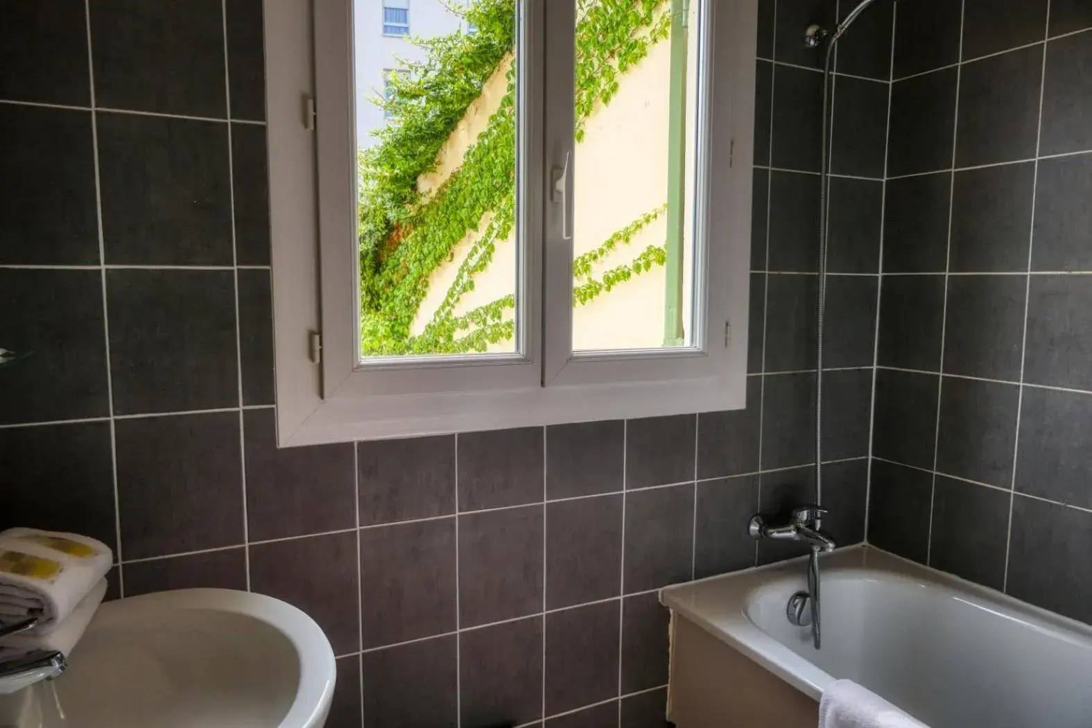 Bathroom in Au Saint Roch - Hôtel et Jardin