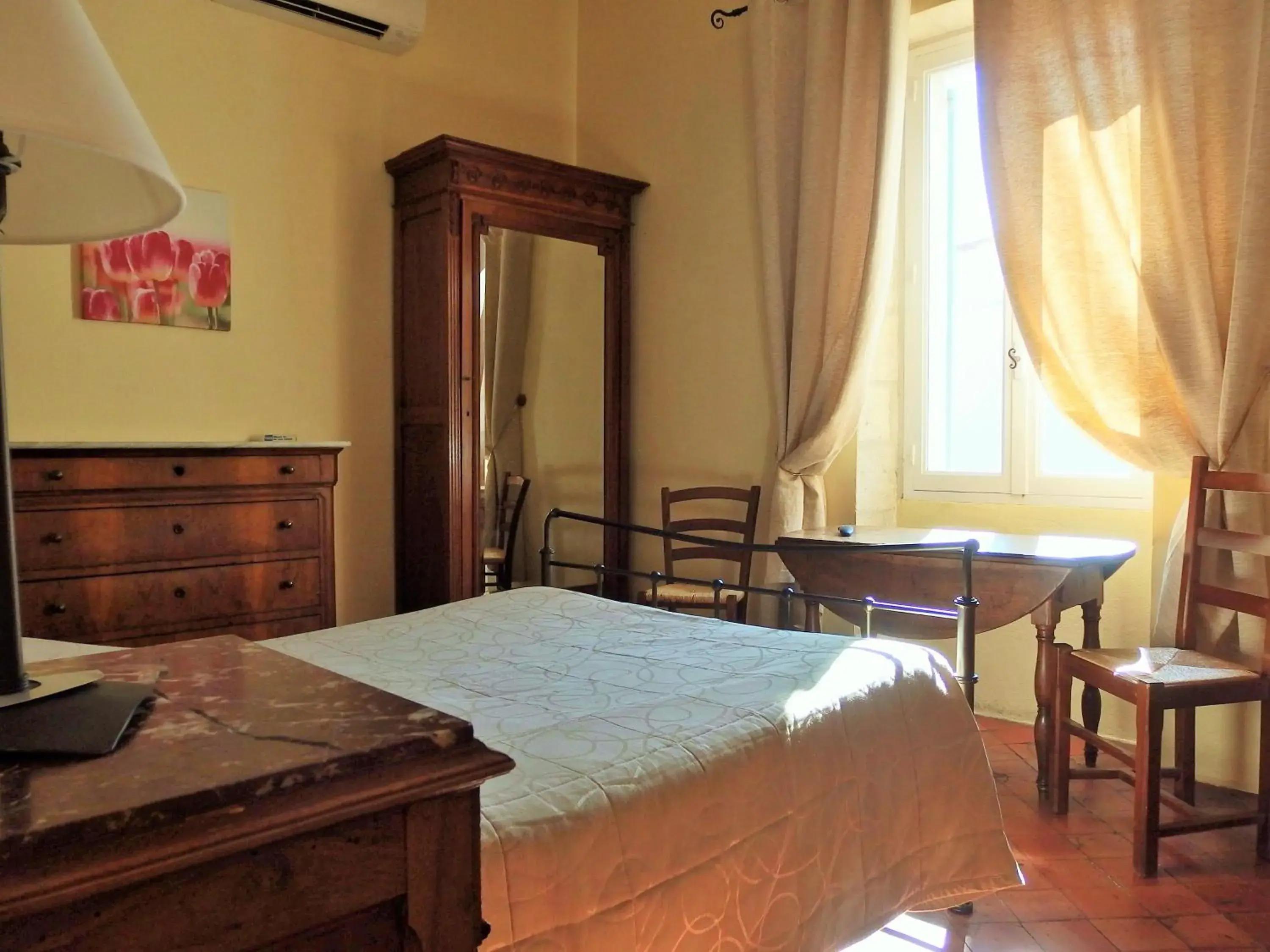 Bedroom, Bed in Au Saint Roch - Hôtel et Jardin