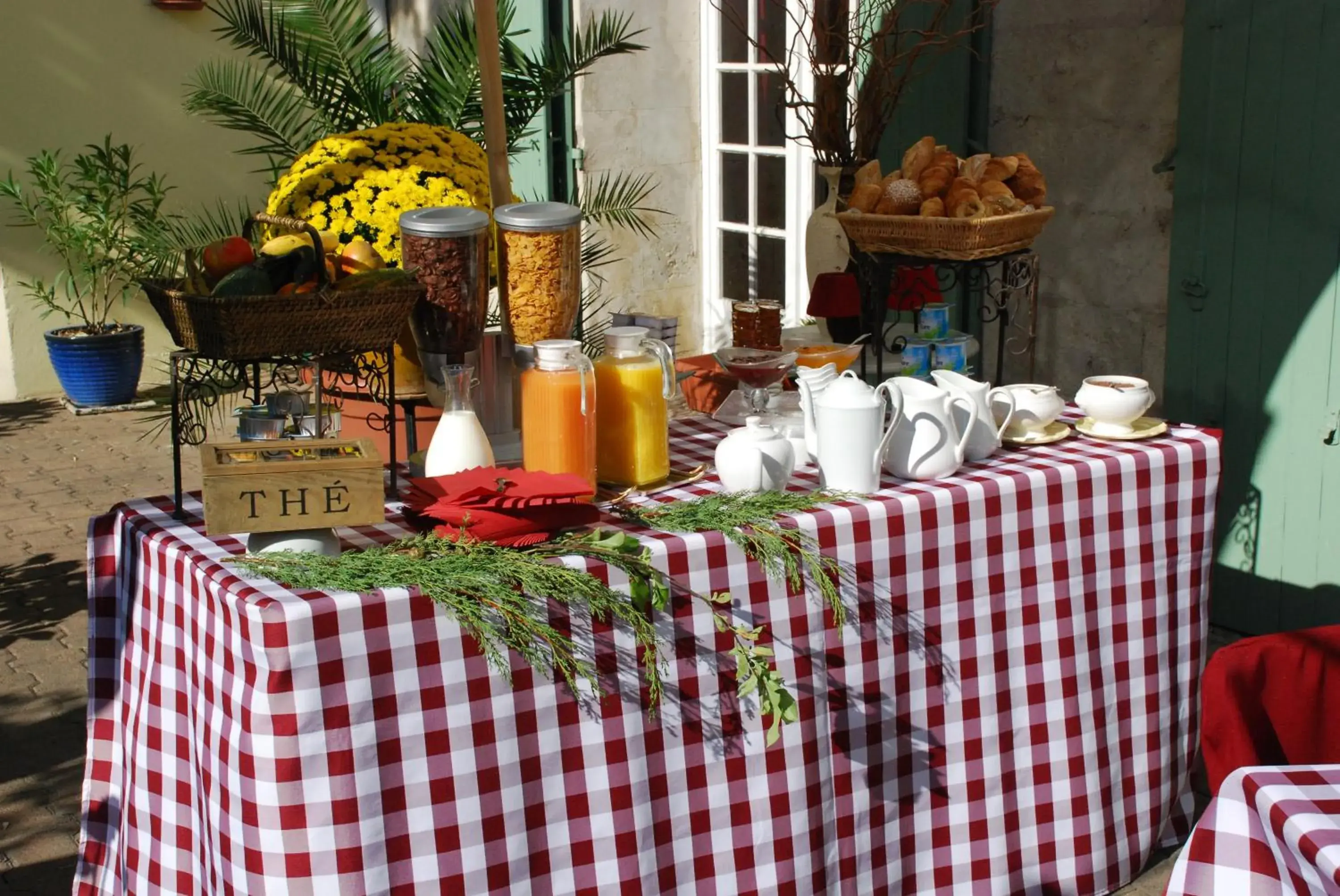 Breakfast in Au Saint Roch - Hôtel et Jardin