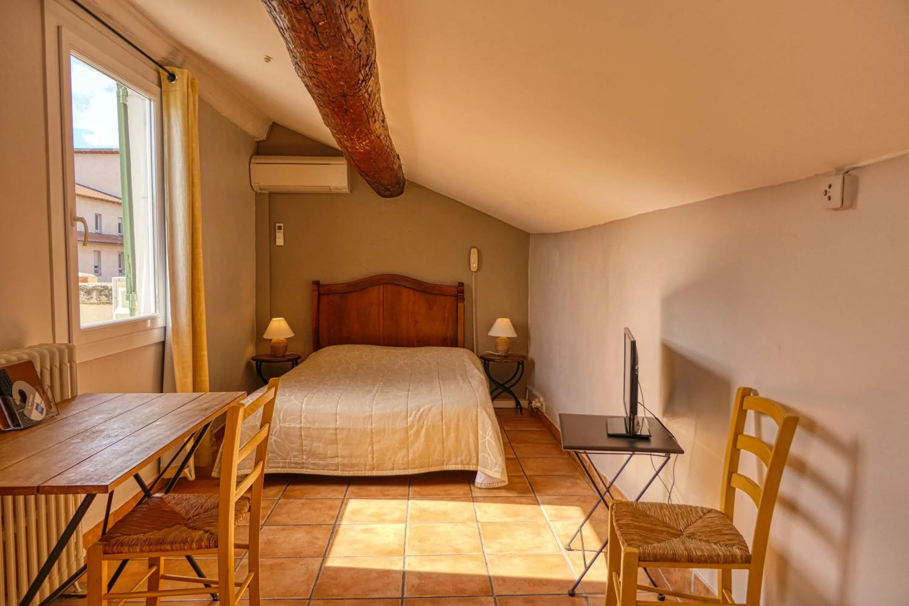 Bedroom, Bed in Au Saint Roch - Hôtel et Jardin