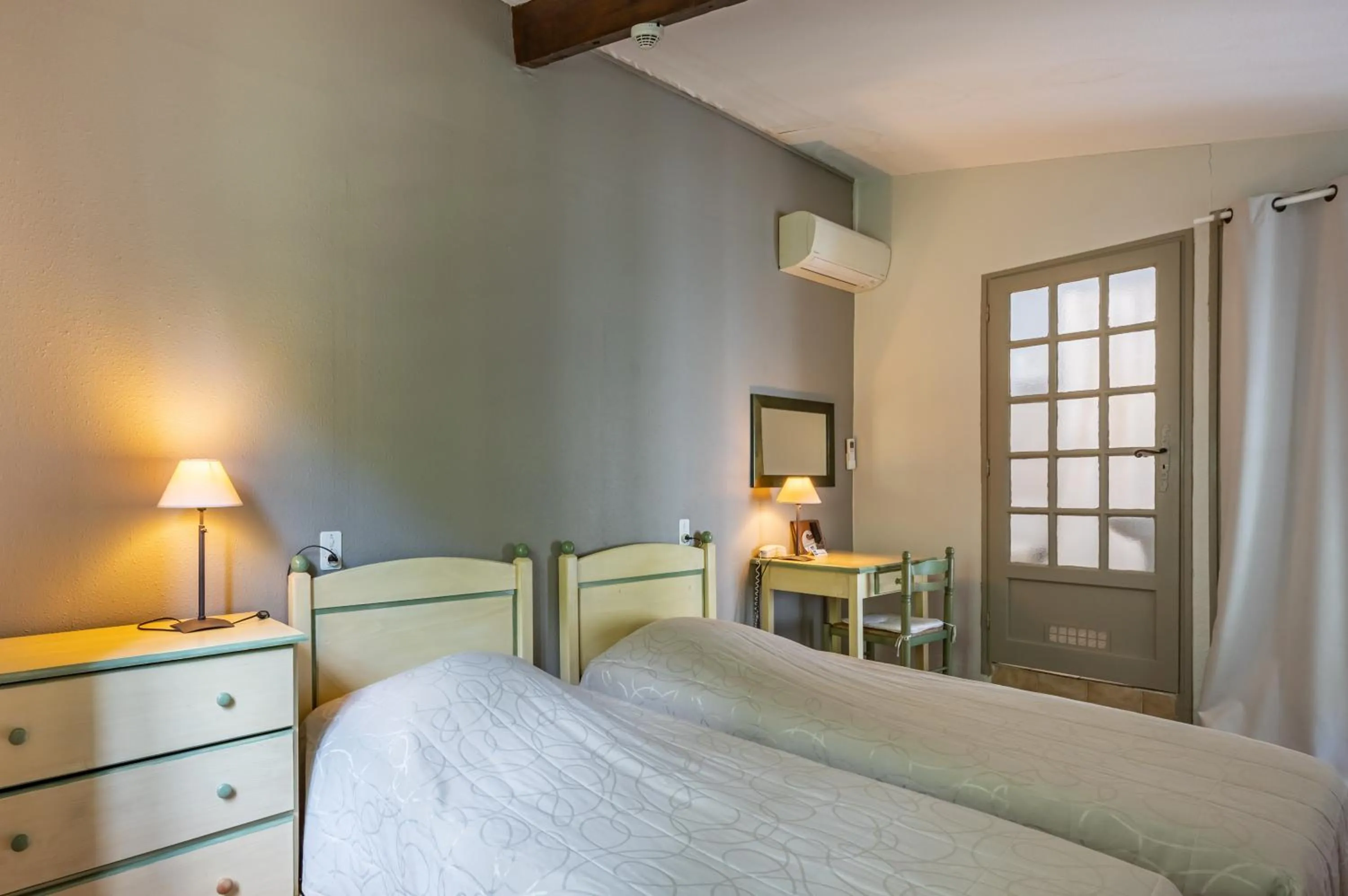 Bedroom, Bed in Au Saint Roch - Hôtel et Jardin