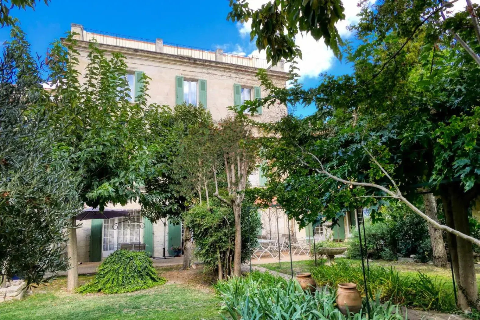 Garden, Property Building in Au Saint Roch - Hôtel et Jardin